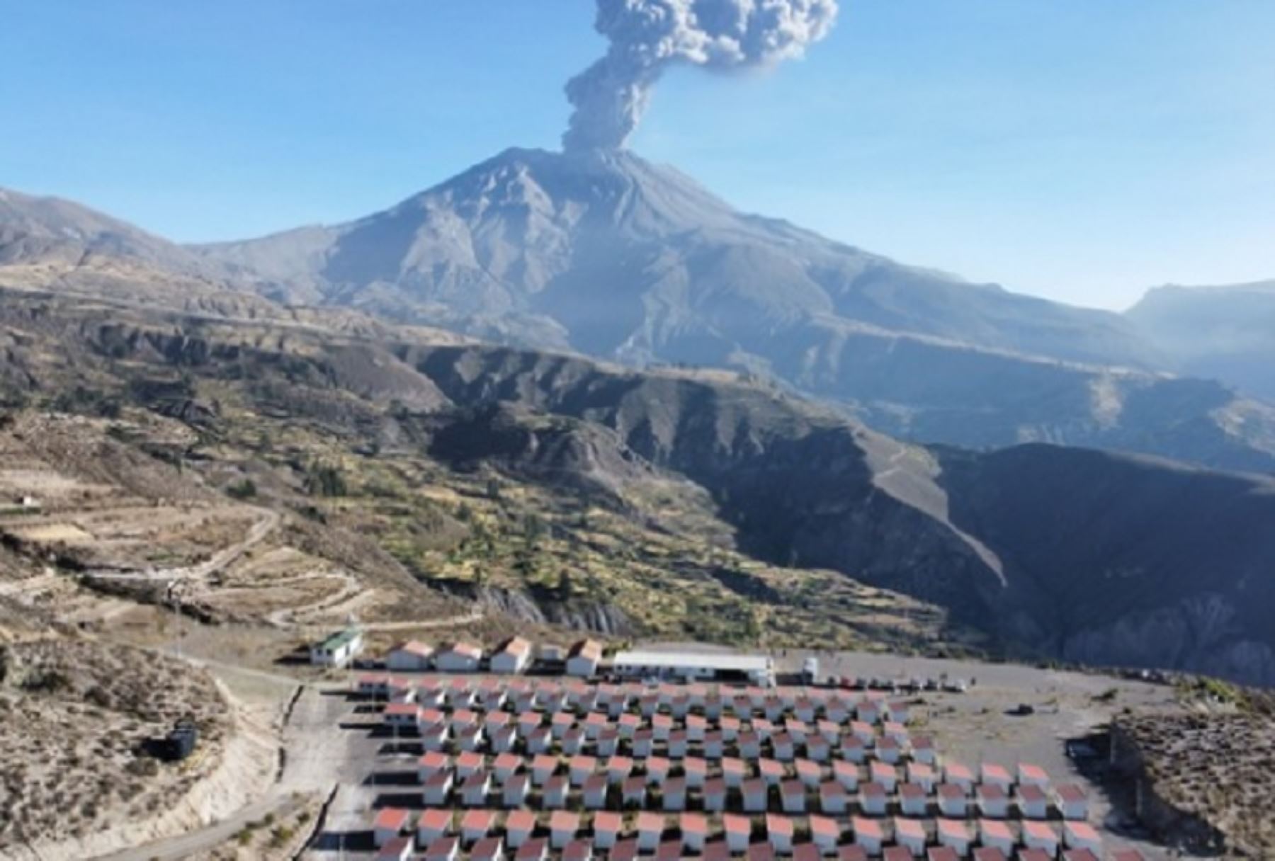 Con el fin de reducir las condiciones de riesgo de los pobladores de las zonas afectadas ante las recientes explosiones y emisión de cenizas del volcán Ubinas, en Moquegua, y dar como respuesta acciones de mitigación de riesgos y previsión de recursos ante esta emergencia, el Gobierno aprobó el Plan de Contingencia del Ministerio de Salud frente a los efectos de la actividad eruptiva volcánica 2023. ANDINA/Difusión