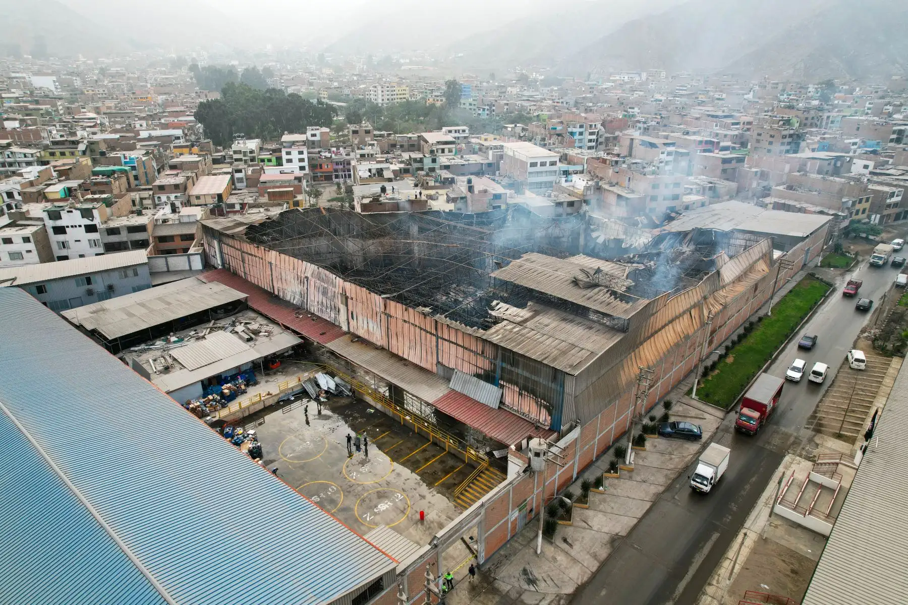 Incendio de grandes proporciones se registró ayer viernes 7 de julio en el distrito de San Juan de Lurigancho, fue controlado por los bomberos, pero dejo daños materiales en la zona afectada.
Foto: ANDINA/Ricardo Cuba