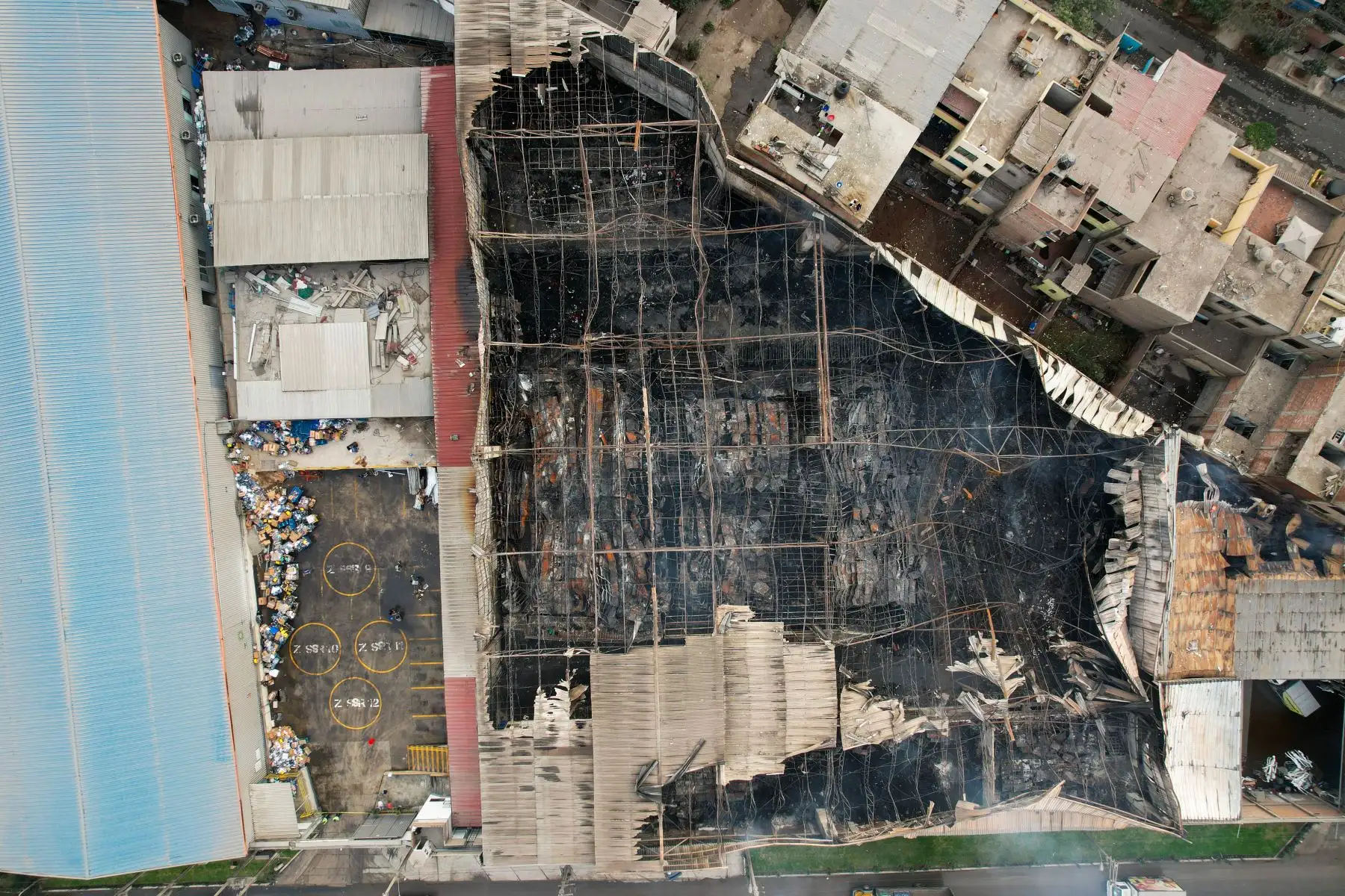 Incendio de grandes proporciones se registró ayer viernes 7 de julio en el distrito de San Juan de Lurigancho, fue controlado por los bomberos, pero dejo daños materiales en la zona afectada.
Foto: ANDINA/Ricardo Cuba