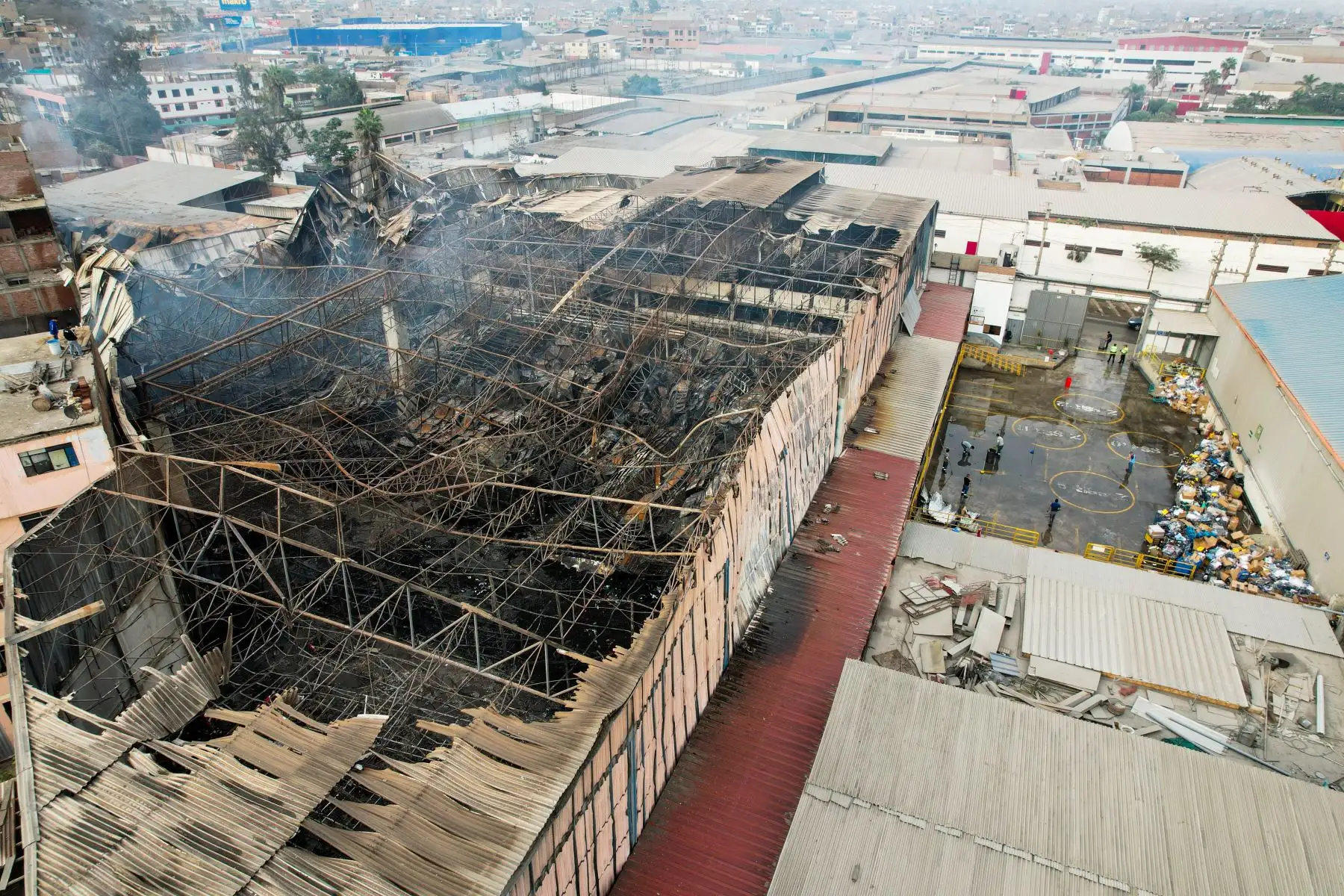 Incendio de grandes proporciones se registró ayer viernes 7 de julio en el distrito de San Juan de Lurigancho, fue controlado por los bomberos, pero dejo daños materiales en la zona afectada.
Foto: ANDINA/Ricardo Cuba
