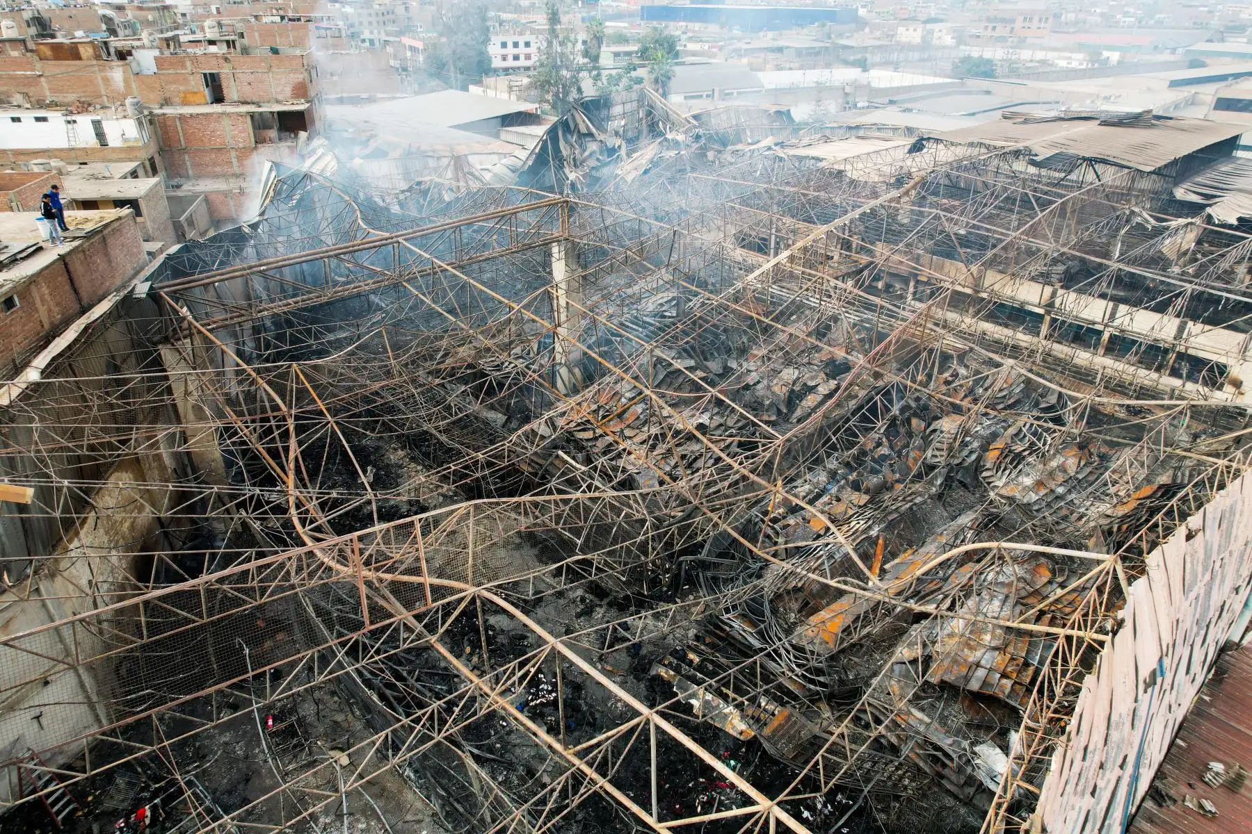 Incendio de grandes proporciones se registró ayer viernes 7 de julio en el distrito de San Juan de Lurigancho, fue controlado por los bomberos, pero dejo daños materiales en la zona afectada.
Foto: ANDINA/Ricardo Cuba