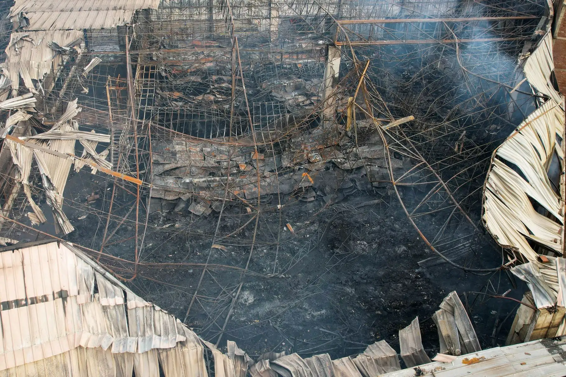 Incendio de grandes proporciones se registró ayer viernes 7 de julio en el distrito de San Juan de Lurigancho, fue controlado por los bomberos, pero dejo daños materiales en la zona afectada.
Foto: ANDINA/Ricardo Cuba