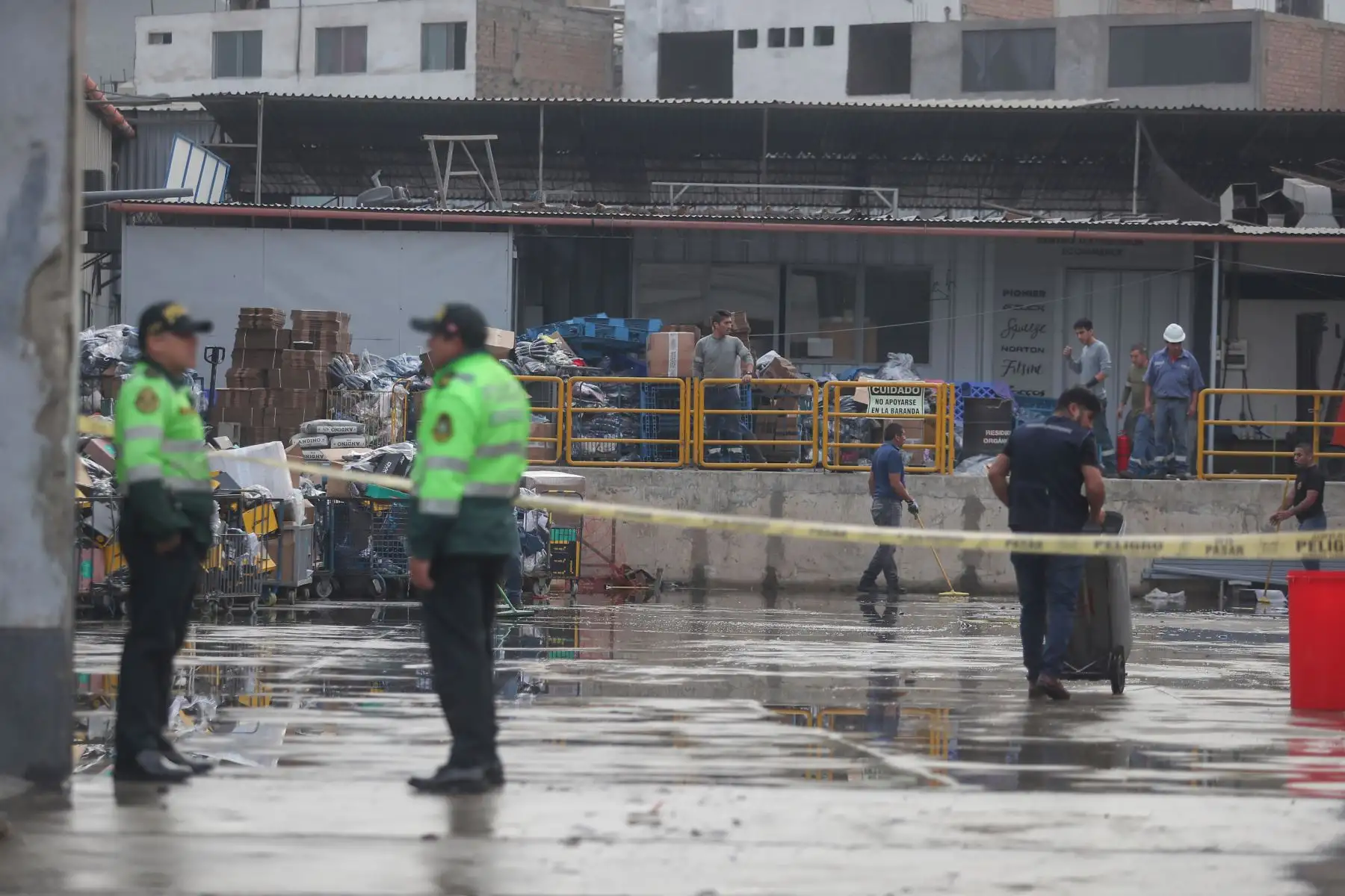 Incendio de grandes proporciones se registró ayer viernes 7 de julio en el distrito de San Juan de Lurigancho, fue controlado por los bomberos, pero dejo daños materiales en la zona afectada.
Foto: ANDINA/Ricardo Cuba