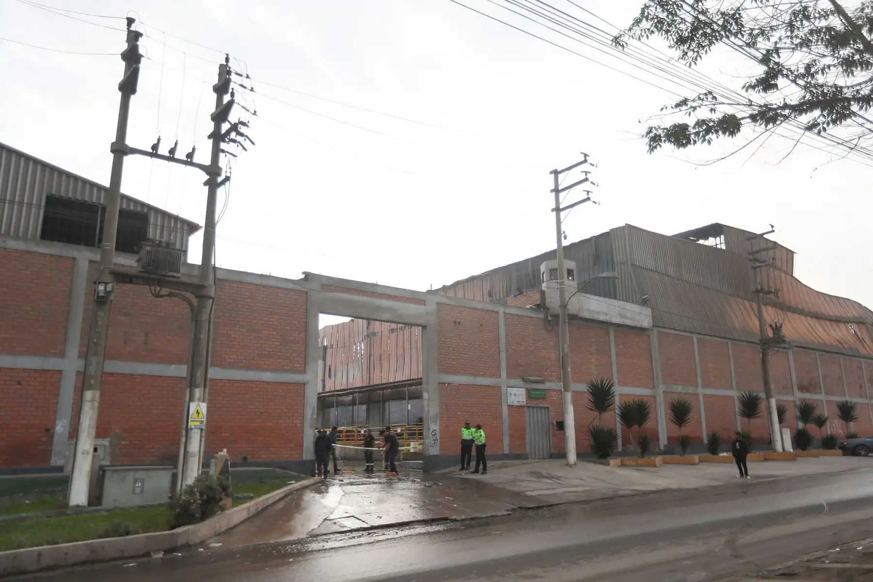 Incendio de grandes proporciones se registró ayer viernes 7 de julio en el distrito de San Juan de Lurigancho, fue controlado por los bomberos, pero dejo daños materiales en la zona afectada.
Foto: ANDINA/Ricardo Cuba