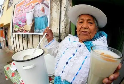 En el distrito de Tamburco, provincia de Abancay, en la región Apurímac, a un costado de la iglesia principal, vive Cipriana Solís Pérez, una orgullosa quechua hablante y reconocida exponente de la gastronomía apurimeña. Ella es conocida por el sabor magistral de su chicha blanca a la que todos conocen como la “gaseosa Cipri”.