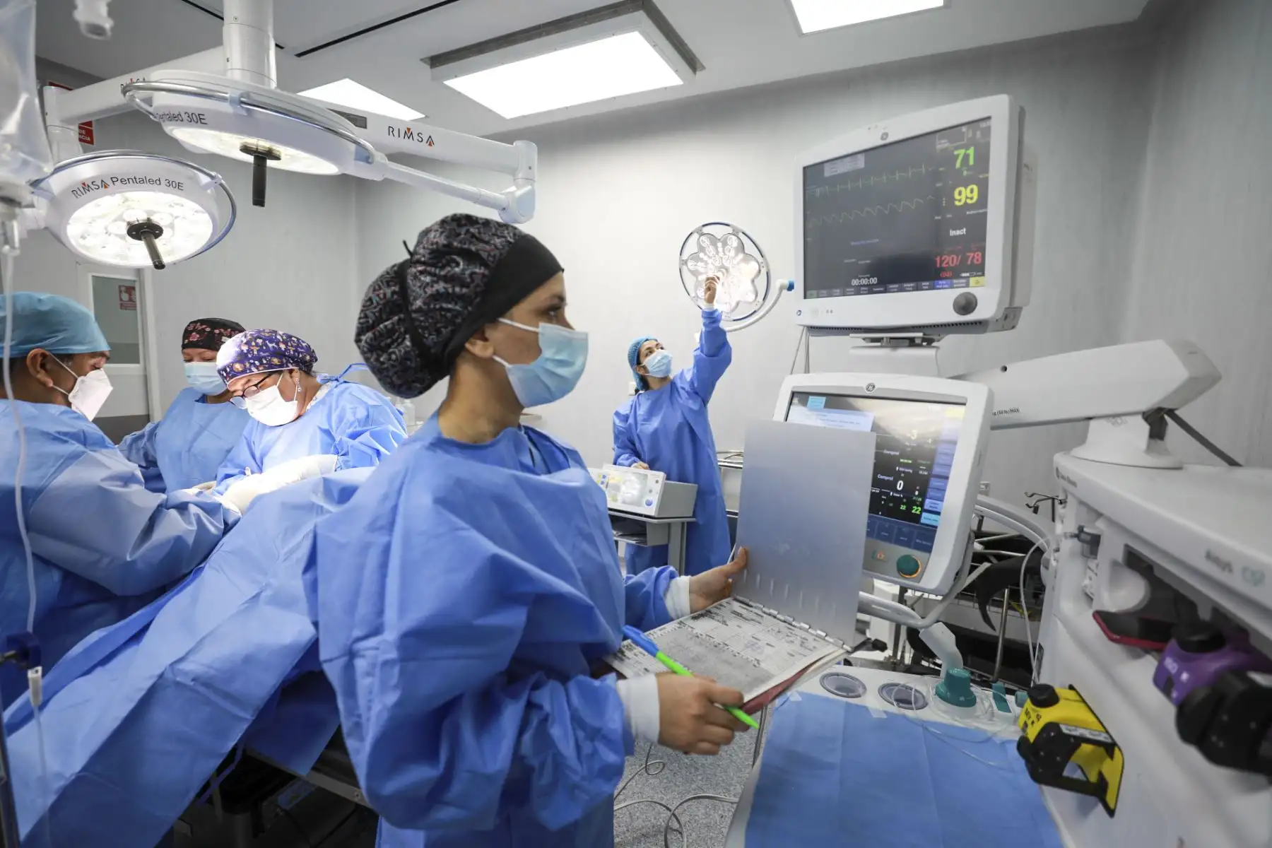Gracias al equipo multidisciplinario de EsSalud, el paciente Óscar Carrillo Herrera fue dado de alta tras ser diagnosticado de una hernia en la zona inguinal hace cuatro años. Él se convirtió en el paciente número 700 operado exitosamente en el Hospital de Día Canta Callao.

Foto: EsSalud