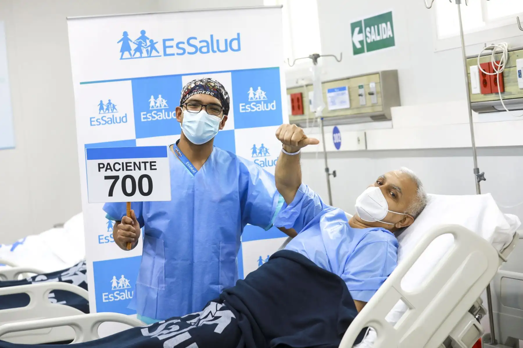Gracias al equipo multidisciplinario de EsSalud, el paciente Óscar Carrillo Herrera fue dado de alta tras ser diagnosticado de una hernia en la zona inguinal hace cuatro años. Él se convirtió en el paciente número 700 operado exitosamente en el Hospital de Día Canta Callao.

Foto: EsSalud