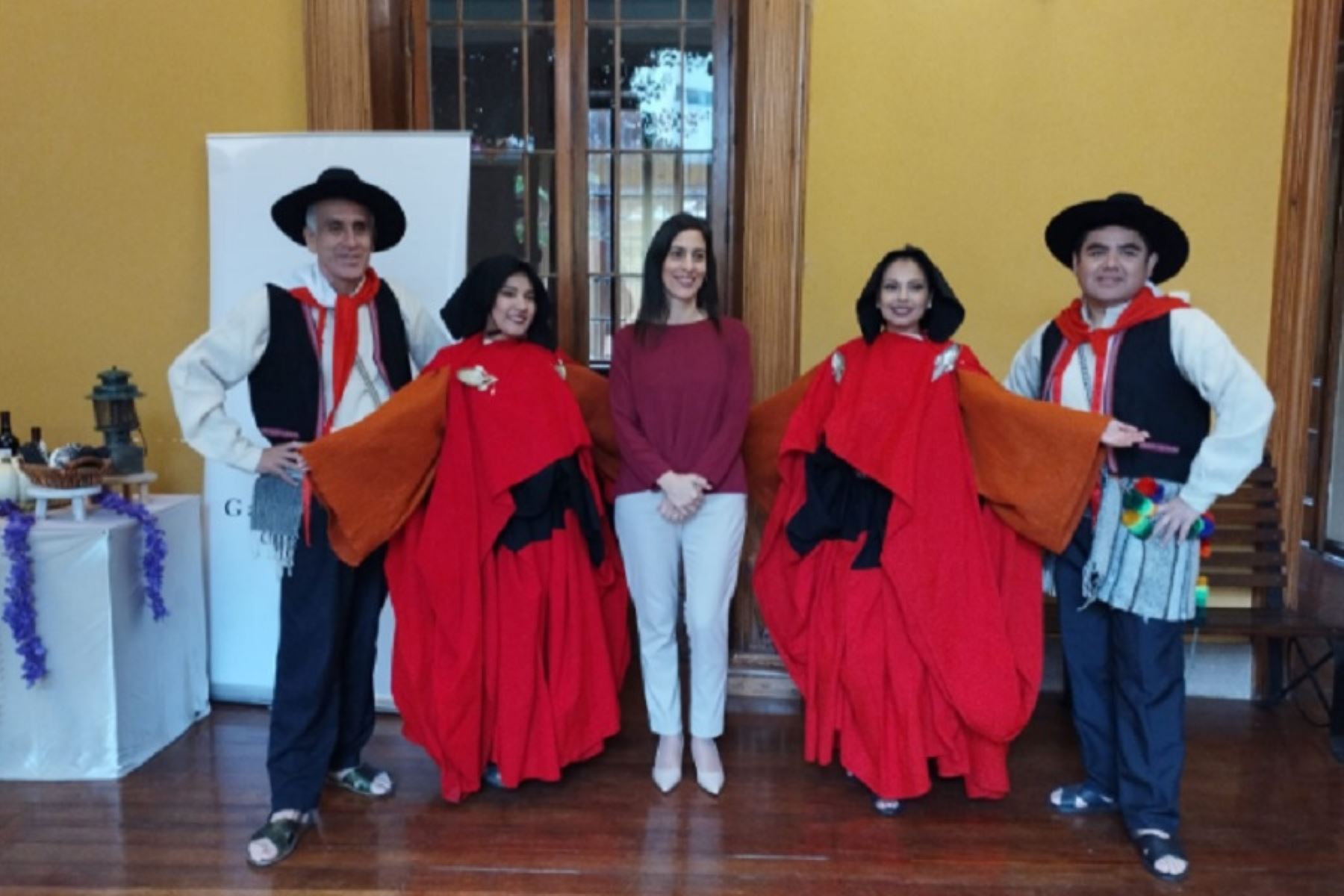 En el marco de la celebración por el 202 aniversario de la independencia del Perú, y con el objetivo de promover el turismo interno y receptivo durante el feriado largo por Fiestas Patrias, representantes de PromPerú, liderados por la directora de Promoción del Turismo, Claricia Tirado Díaz, presentaron en la ciudad de Tacna la campaña nacional "El turismo ayuda".