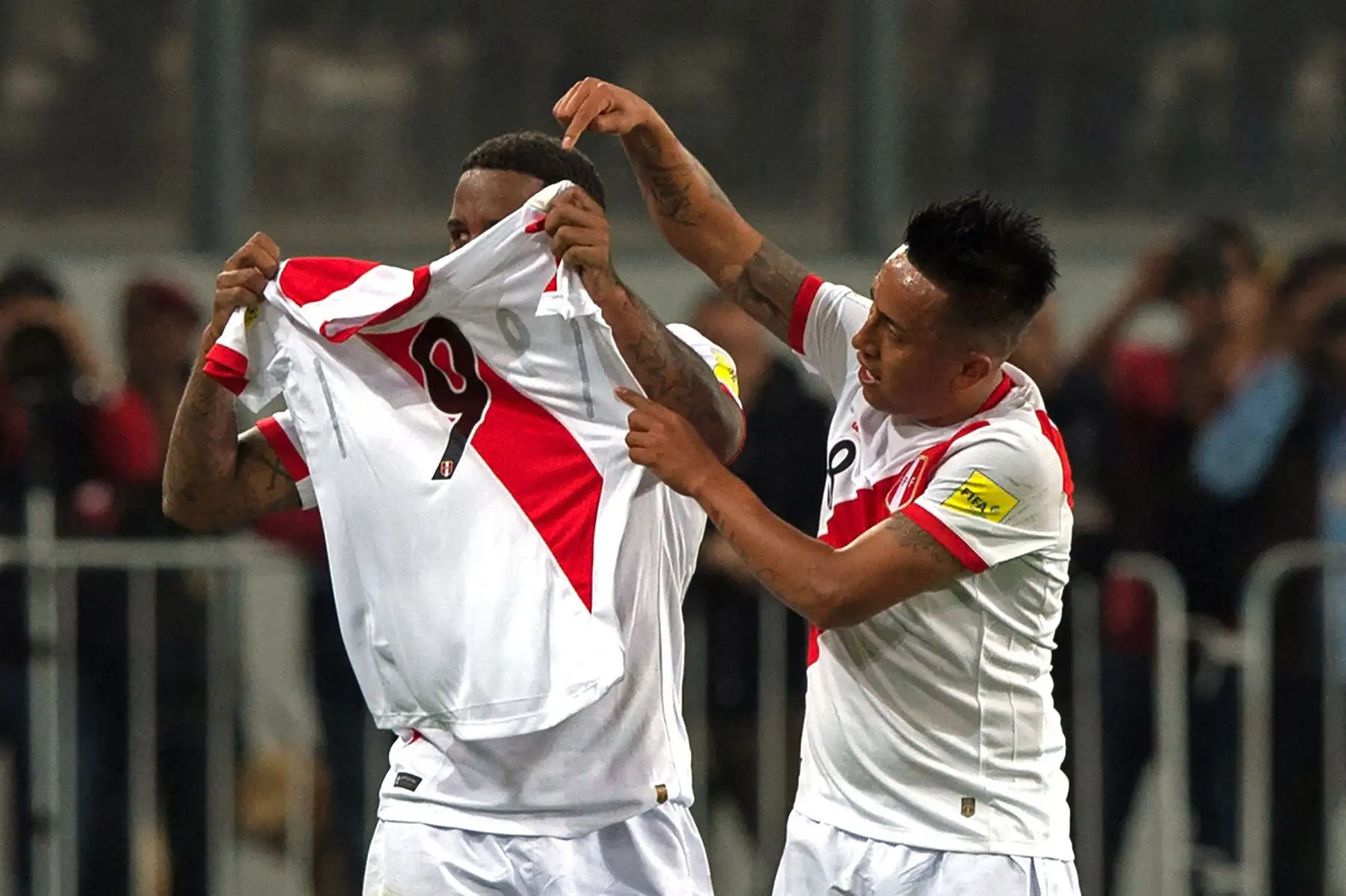 Christian Cueva (derecha) y Jefferson Farfán de Perú muestran una camiseta con el número nueve en apoyo de su compañero de equipo suspendido Paolo Guerrero, durante su partido de vuelta de la eliminatoria de clasificación para la Copa Mundial 2018 contra Nueva Zelanda en Lima, Perú, el 15 de noviembre de 2017.
Foto: AFP Christian Cueva (derecha) y Jefferson Farfán de Perú muestran una camiseta con el número nueve en apoyo de su compañero de equipo suspendido Paolo Guerrero, durante su partido de vuelta de la eliminatoria de clasificación para la Copa Mundial 2018 contra Nueva Zelanda en Lima, Perú, el 15 de noviembre de 2017.
Foto: AFP