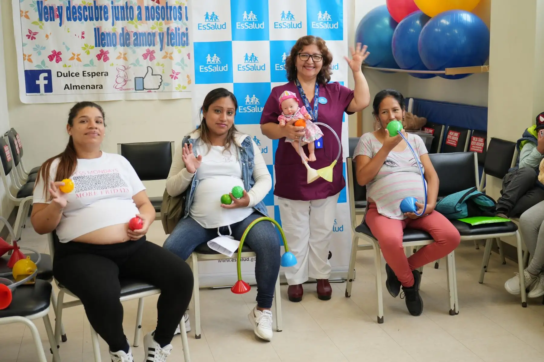 Talleres de Estimulación Prenatal del Hospital Guillermo Almenara Irigoyen de EsSalud, dirigido a madres gestantes y los futuros padres, permiten un óptimo desarrollo sensorial y del cerebro del bebé, desde el vientre materno, permitiendo que nazcan con mejores habilidades cognitivas, además de fortalecer el vínculo afectivo.
Foto: EsSalud