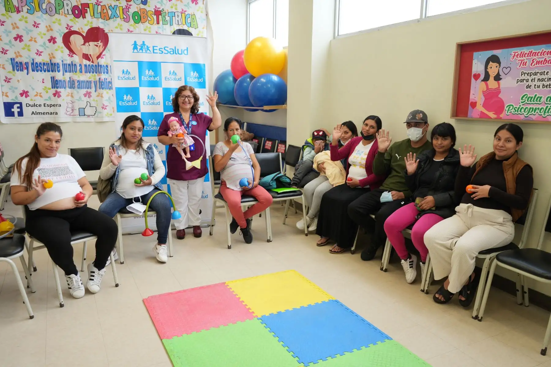 Talleres de Estimulación Prenatal del Hospital Guillermo Almenara Irigoyen de EsSalud, dirigido a madres gestantes y los futuros padres, permiten un óptimo desarrollo sensorial y del cerebro del bebé, desde el vientre materno, permitiendo que nazcan con mejores habilidades cognitivas, además de fortalecer el vínculo afectivo.
Foto: EsSalud