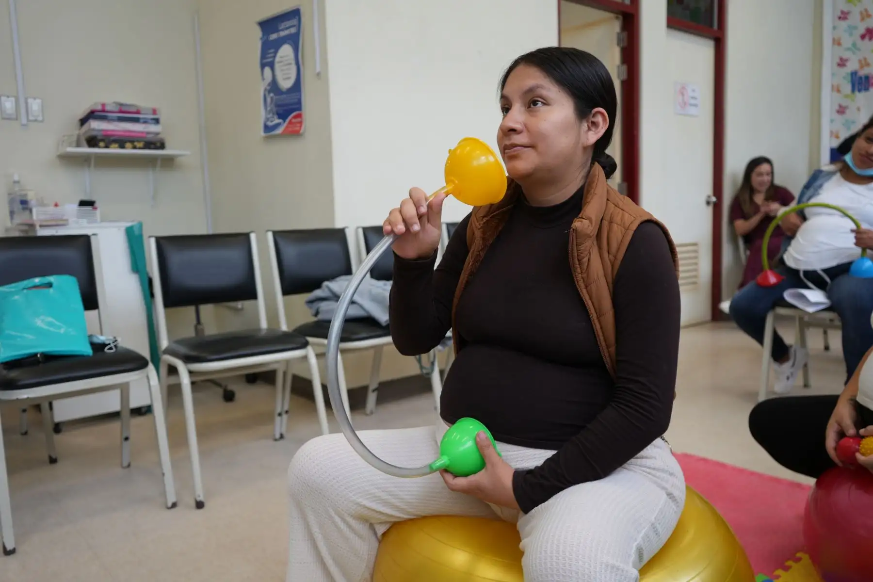 Talleres de Estimulación Prenatal del Hospital Guillermo Almenara Irigoyen de EsSalud, dirigido a madres gestantes y los futuros padres, permiten un óptimo desarrollo sensorial y del cerebro del bebé, desde el vientre materno, permitiendo que nazcan con mejores habilidades cognitivas, además de fortalecer el vínculo afectivo.
Foto: EsSalud