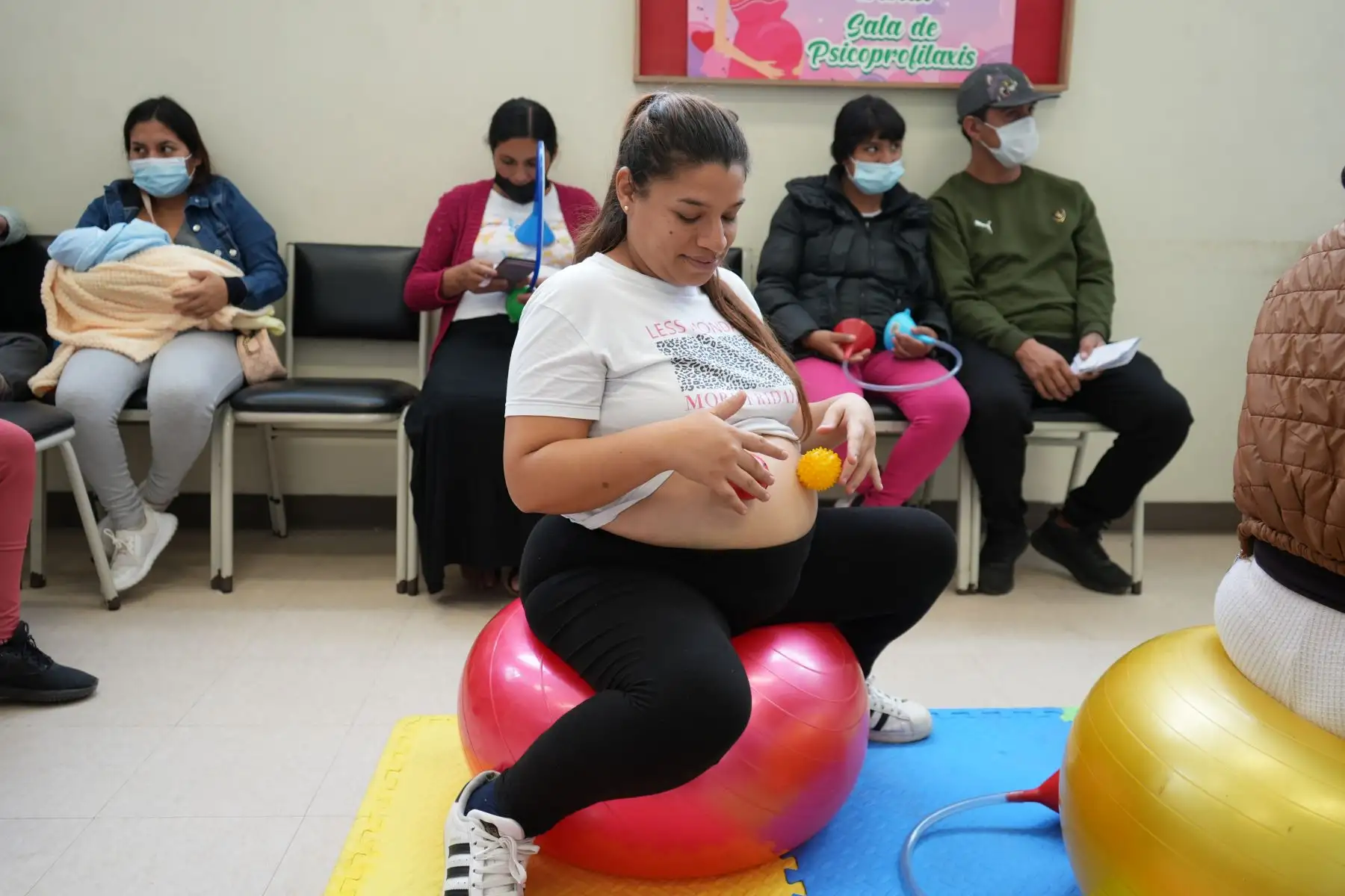 Talleres de Estimulación Prenatal del Hospital Guillermo Almenara Irigoyen de EsSalud, dirigido a madres gestantes y los futuros padres, permiten un óptimo desarrollo sensorial y del cerebro del bebé, desde el vientre materno, permitiendo que nazcan con mejores habilidades cognitivas, además de fortalecer el vínculo afectivo.
Foto: EsSalud