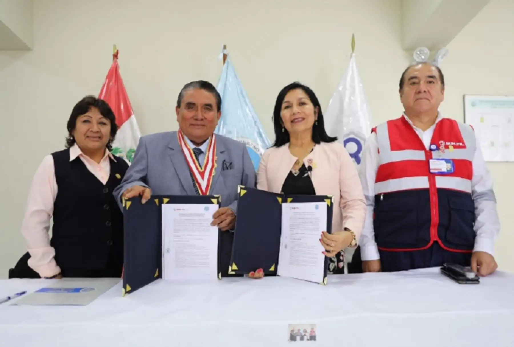 La superintendenta de la Sunafil, Flor Cruz Rodríguez, y el rector de la universidad, César Armando Díaz Valladares suscriben convenio para capacitar a cerca de 13 mil estudiantes de esa casa de estudios en materia de derechos laborales.