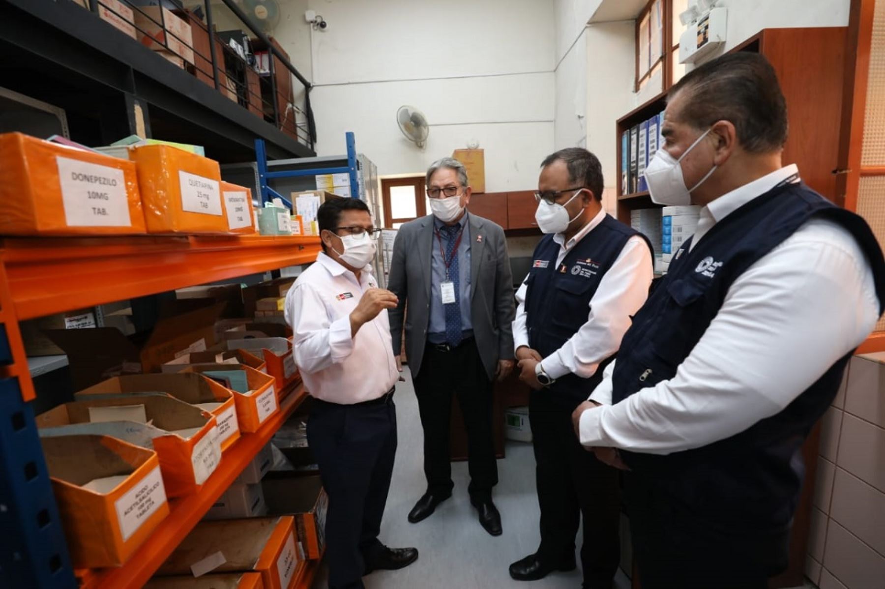 El ministro de salud, César Vásquez, visitó hoy el Instituto Nacional de Ciencias Neurológicas, en Barrios Altos