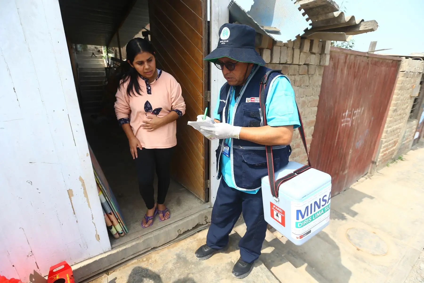 Brigadas multidisciplinarias de la Diris Lima Sur vacunaron contra  la polio y el sarampión a niños y niñas menores de 5 años, de los  San Gabriel Alto de Villa María del Triunfo, para realizar un barrido de vacunación casa por casa. 
Foto: ANDINA/Eddy Ramos