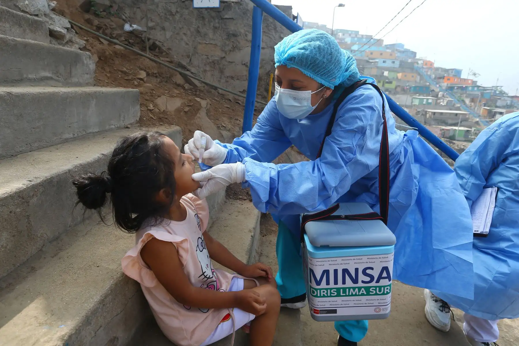 Brigadas multidisciplinarias de la Diris Lima Sur vacunaron contra  la polio y el sarampión a niños y niñas menores de 5 años, de los  San Gabriel Alto de Villa María del Triunfo, para realizar un barrido de vacunación casa por casa. 
Foto: ANDINA/Eddy Ramos