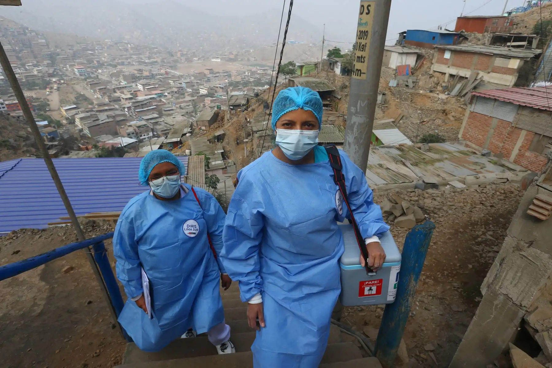 Brigadas multidisciplinarias de la Diris Lima Sur vacunaron contra  la polio y el sarampión a niños y niñas menores de 5 años, de los  San Gabriel Alto de Villa María del Triunfo, para realizar un barrido de vacunación casa por casa. 
Foto: ANDINA/Eddy Ramos