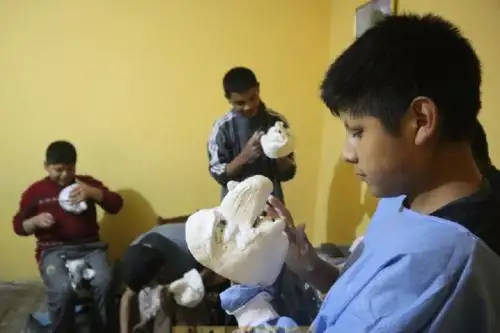 El talento artístico corre por las venas de las nuevas generaciones de ciudadanos de la provincia cusqueña de Paucartambo y muestra de ello es la unión de grupo de niños y adolescentes que forman el primer taller de elaboración de máscaras típicas de la parroquia Virgen del Rosario.