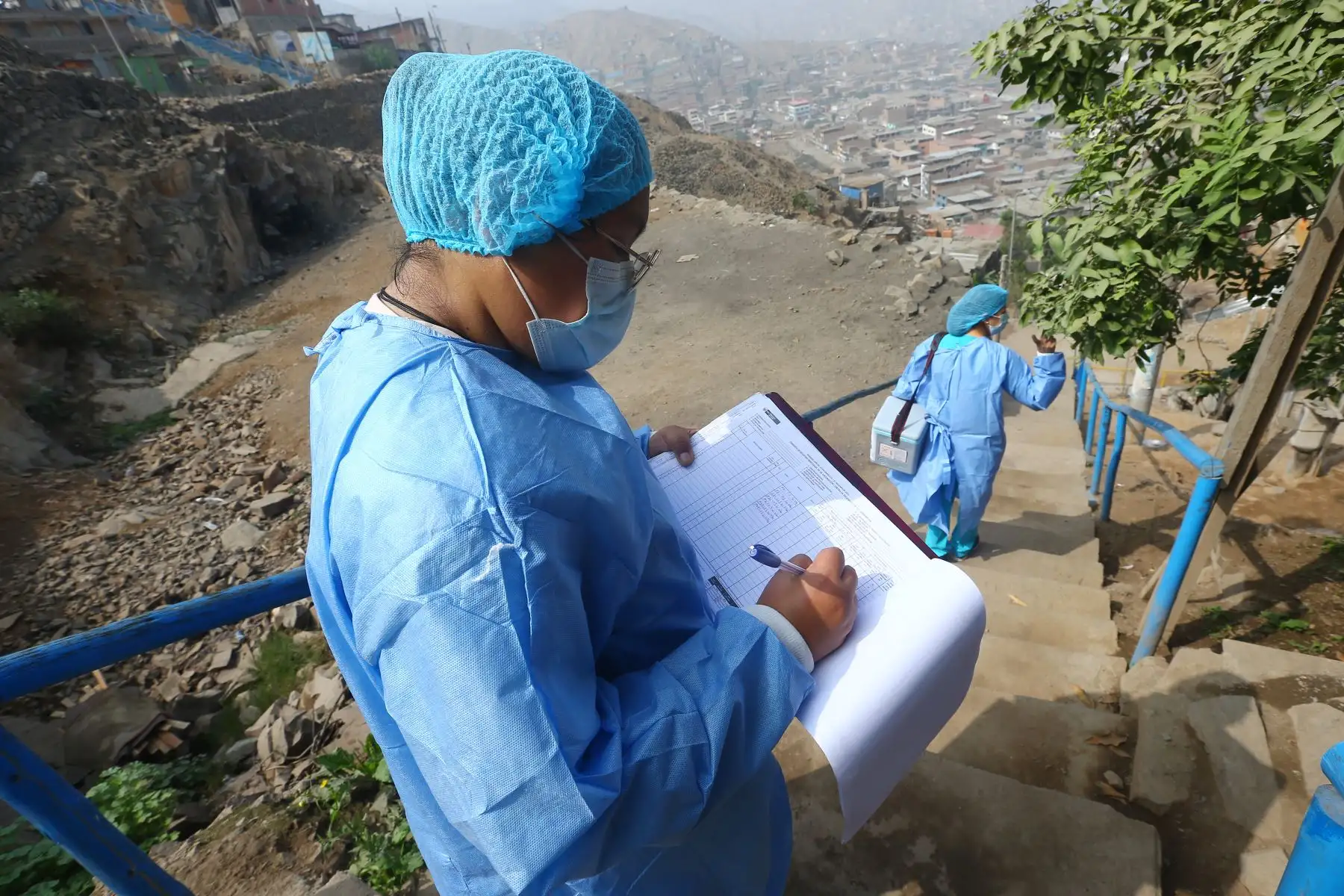 Brigadas multidisciplinarias de la Diris Lima Sur vacunaron contra  la polio y el sarampión a niños y niñas menores de 5 años, de los  San Gabriel Alto de Villa María del Triunfo, para realizar un barrido de vacunación casa por casa. 
Foto: ANDINA/Eddy Ramos