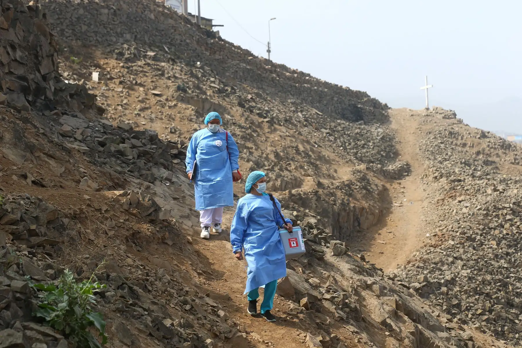 Brigadas multidisciplinarias de la Diris Lima Sur vacunaron contra  la polio y el sarampión a niños y niñas menores de 5 años, de los  San Gabriel Alto de Villa María del Triunfo, para realizar un barrido de vacunación casa por casa. 
Foto: ANDINA/Eddy Ramos