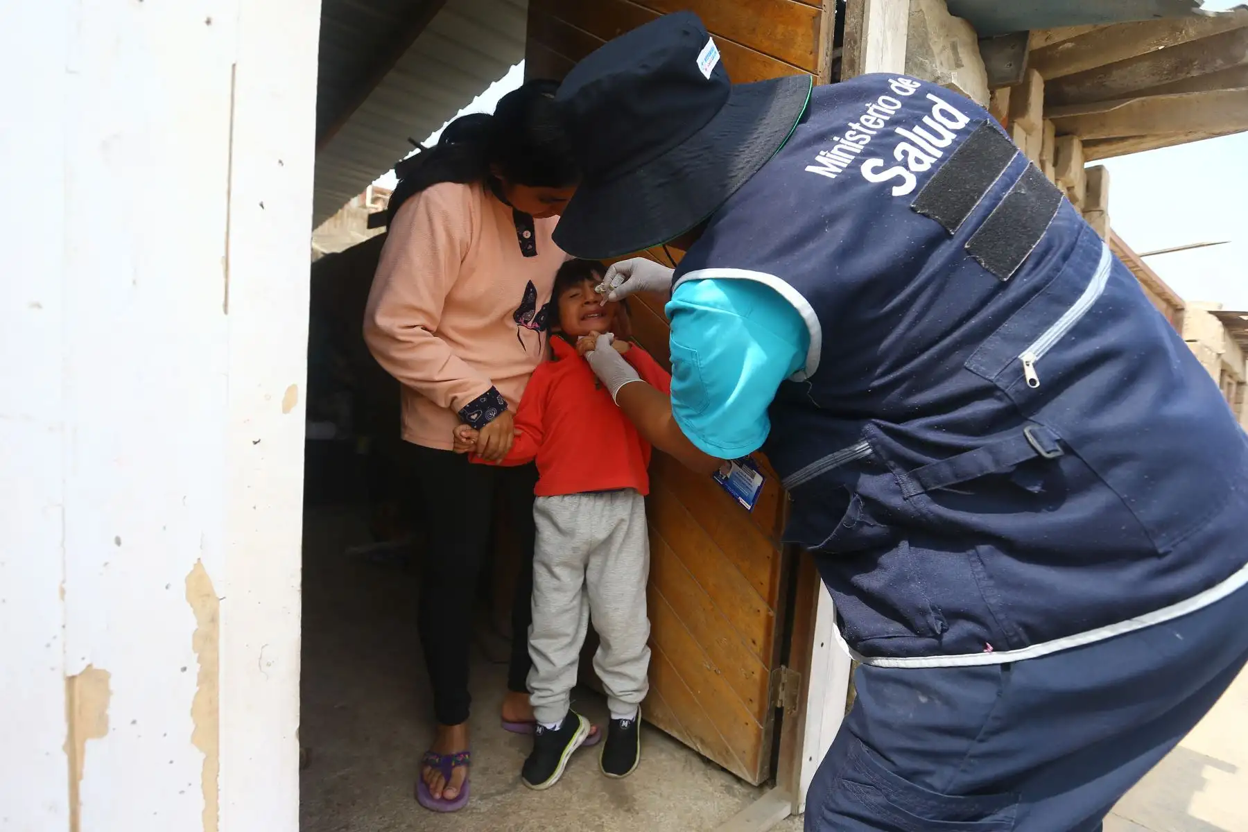 Brigadas multidisciplinarias de la Diris Lima Sur vacunaron contra  la polio y el sarampión a niños y niñas menores de 5 años, de los  San Gabriel Alto de Villa María del Triunfo, para realizar un barrido de vacunación casa por casa. 
Foto: ANDINA/Eddy Ramos
