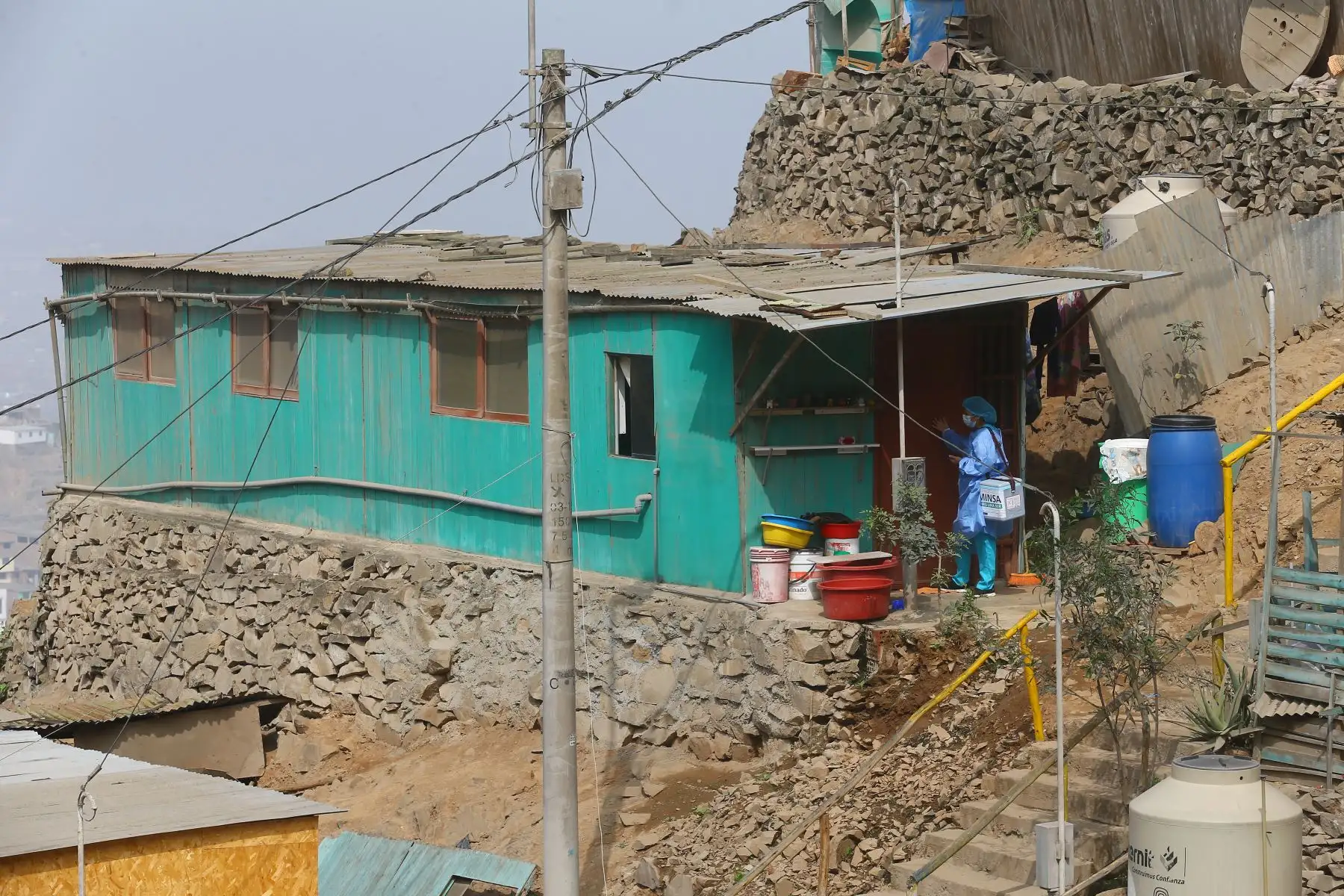 Brigadas multidisciplinarias de la Diris Lima Sur vacunaron contra  la polio y el sarampión a niños y niñas menores de 5 años, de los  San Gabriel Alto de Villa María del Triunfo, para realizar un barrido de vacunación casa por casa. 
Foto: ANDINA/Eddy Ramos