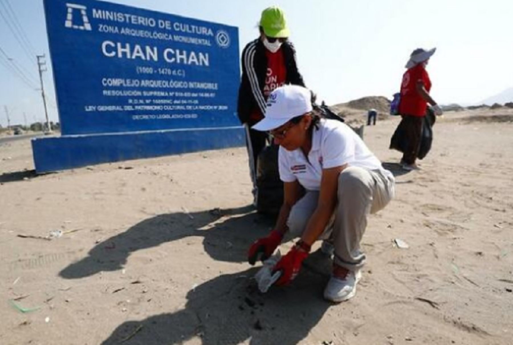 La ministra de Cultura, Leslie Urteaga Peña, llegó a la ciudad de Trujillo, para presentar el “Plan de Acción para la protección del Complejo Arqueológico de Chan Chan”, con la finalidad de preservar y conservar el sitio que es considerado Patrimonio de la Humanidad.