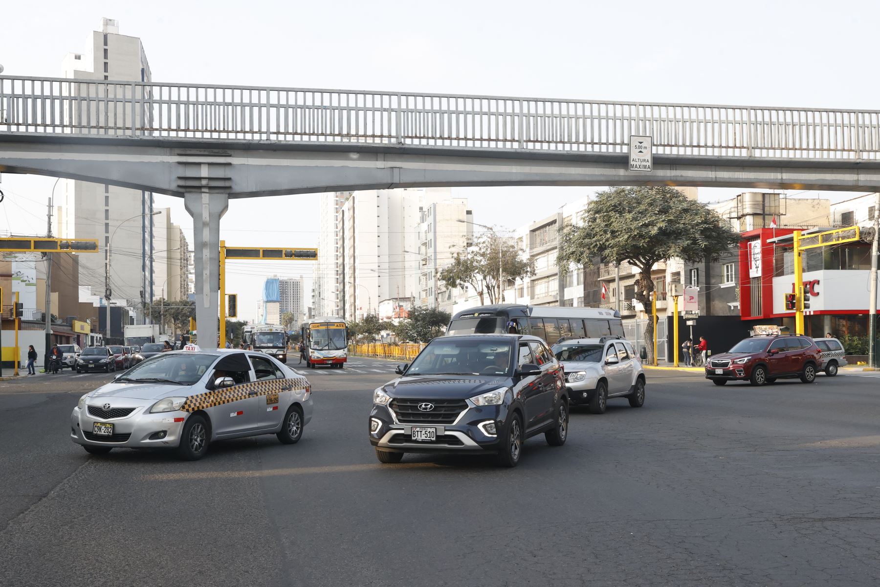 Avenida Brasil con la Av. Javier Prado se capta la infracción de autos. Foto: ANDINA/Vidal Tarqui