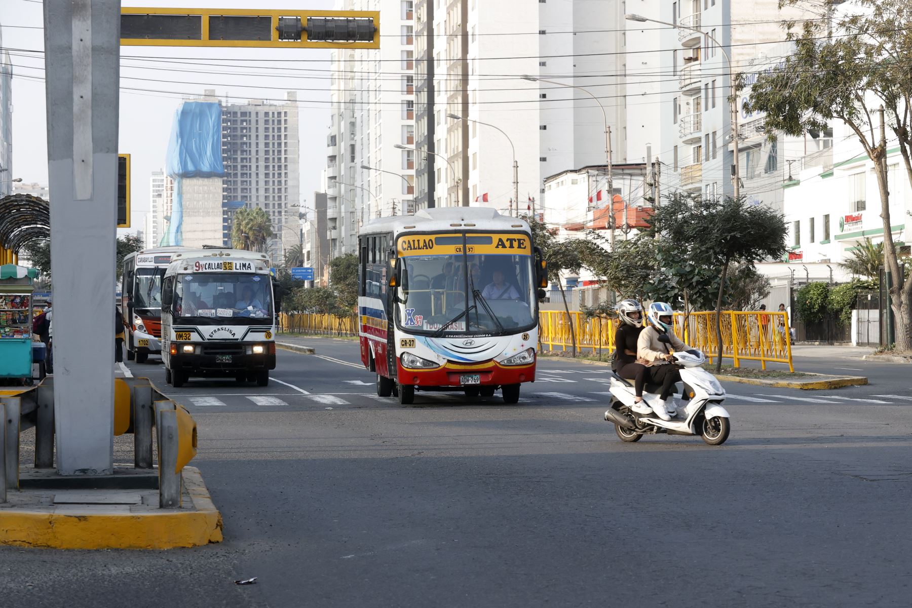 la imprudencia de quienes conducen los vehículos generan regularmente accidentes vehiculares. Avenida Brasil con la Av. Javier Prado. Foto: ANDINA/Vidal Tarqui