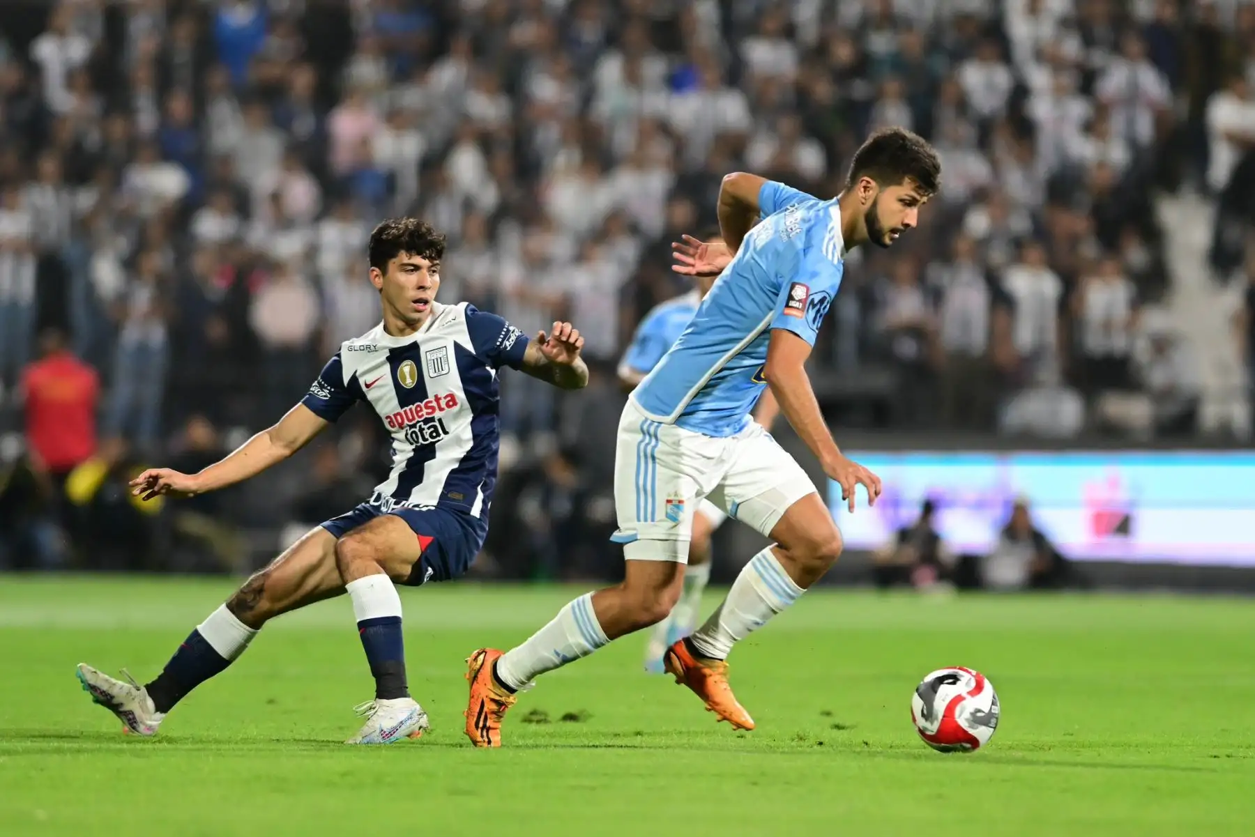 Alianza Lima y Sporting Cristal juegan en el Estadio Alejandro Villanueva de La Victoria, el partido más atractivo de la tercera fecha del Torneo Clausura de la Liga 1. Foto: @LigaFutProf