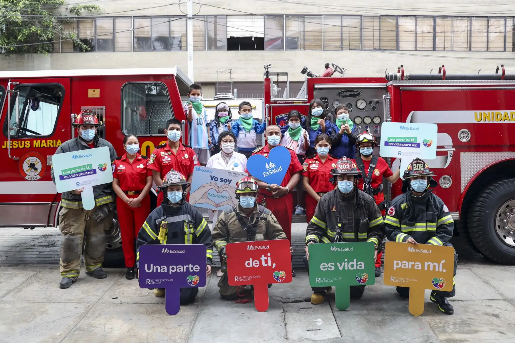 La campaña de EsSalud también involucra otras acciones a favor de los niños y para la concientización de las personas. Así, un grupo de ellos llegó hasta la Compañía de Bomberos de Jesús María 202 para convertirse en “Héroes de rojo” por un día. El más emocionado fue Cesitar.Foto: EsSalud