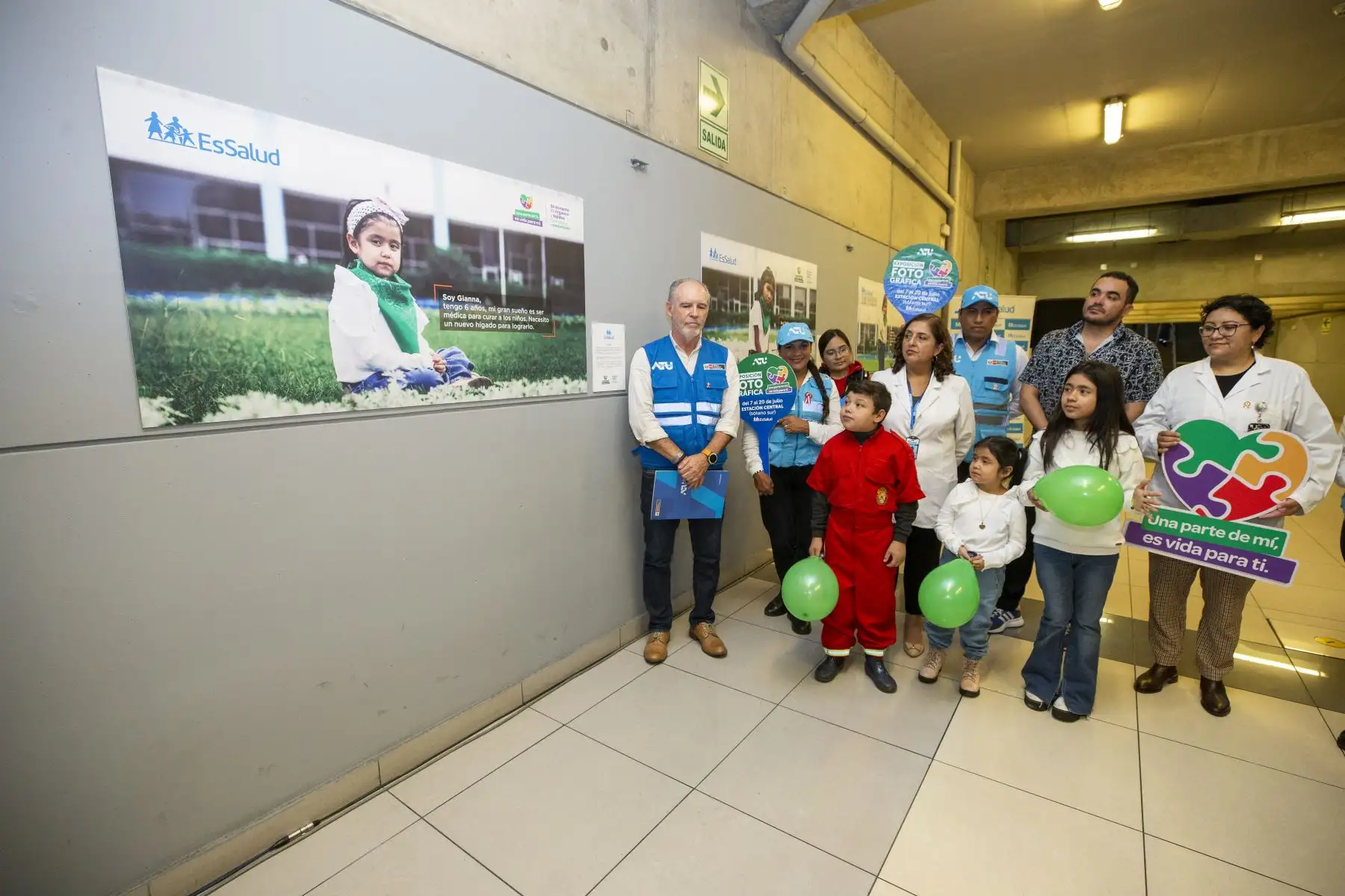 La campaña de EsSalud también involucra otras acciones a favor de los niños y para la concientización de las personas. Así, un grupo de ellos llegó hasta la Compañía de Bomberos de Jesús María 202 para convertirse en “Héroes de rojo” por un día. El más emocionado fue Cesitar.Foto: EsSalud