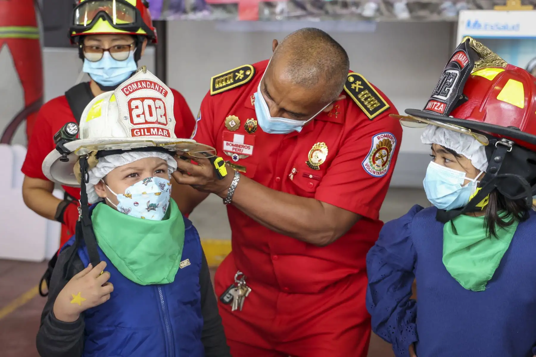 La campaña de EsSalud también involucra otras acciones a favor de los niños y para la concientización de las personas. Así, un grupo de ellos llegó hasta la Compañía de Bomberos de Jesús María 202 para convertirse en “Héroes de rojo” por un día. El más emocionado fue Cesitar.Foto: EsSalud