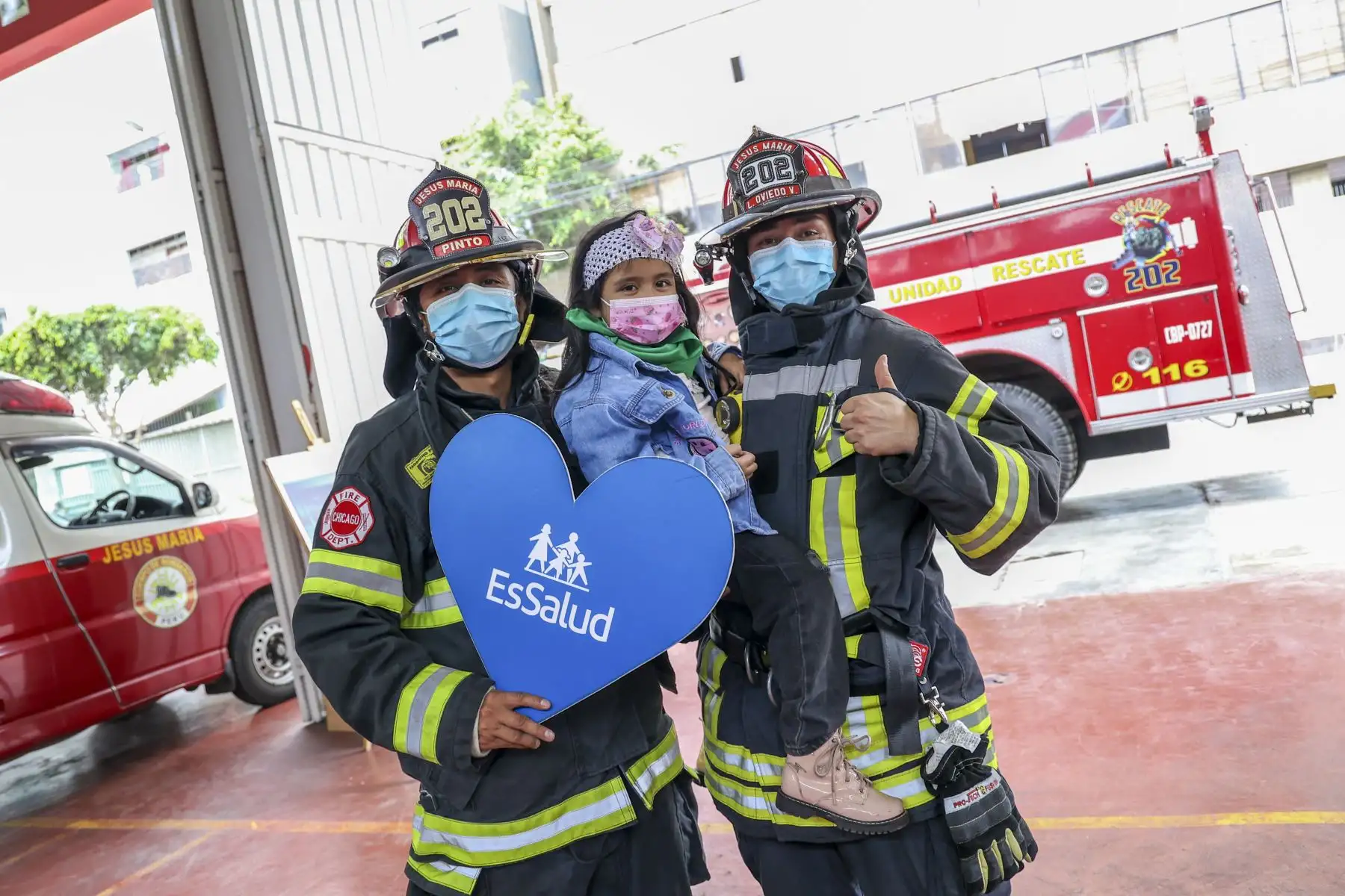 La campaña de EsSalud también involucra otras acciones a favor de los niños y para la concientización de las personas. Así, un grupo de ellos llegó hasta la Compañía de Bomberos de Jesús María 202 para convertirse en “Héroes de rojo” por un día. El más emocionado fue Cesitar.Foto: EsSalud