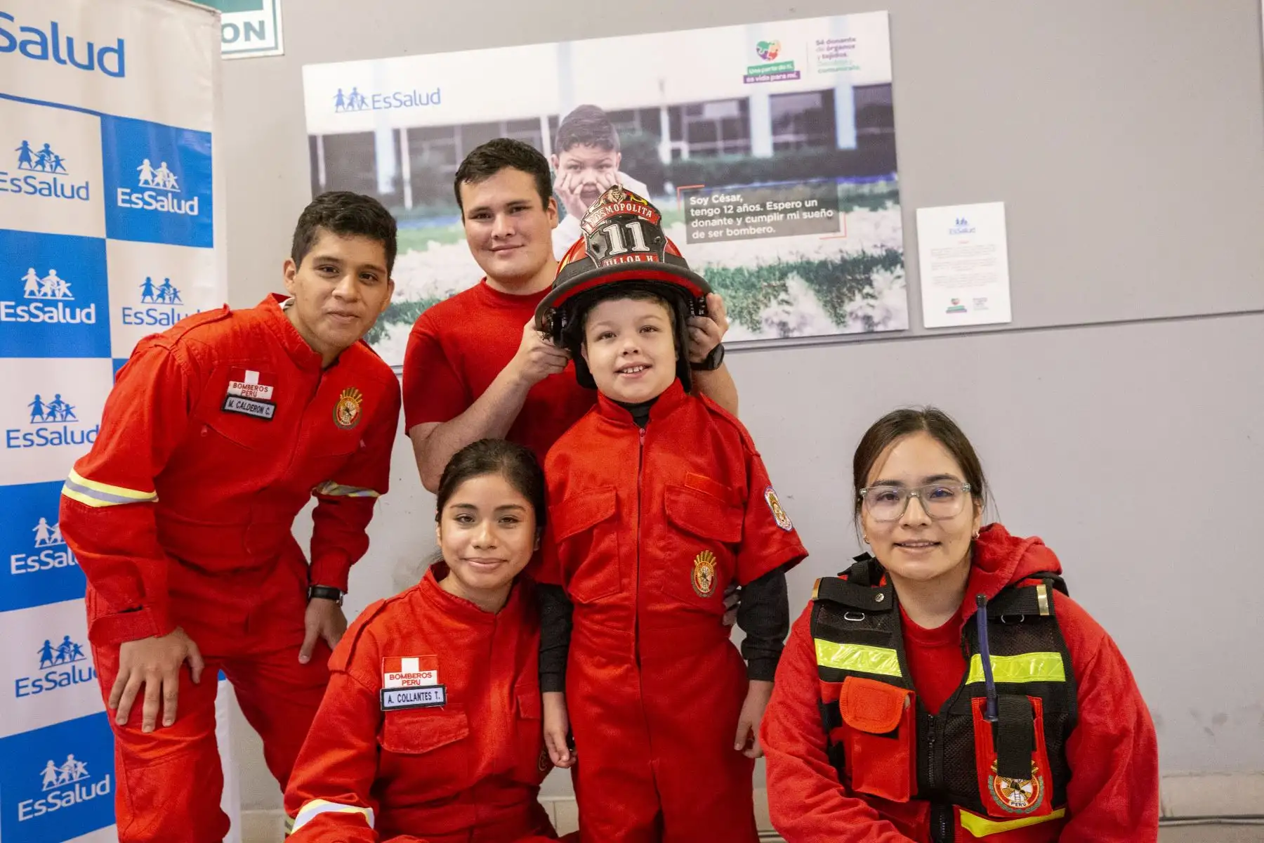 La campaña de EsSalud también involucra otras acciones a favor de los niños y para la concientización de las personas. Así, un grupo de ellos llegó hasta la Compañía de Bomberos de Jesús María 202 para convertirse en “Héroes de rojo” por un día. El más emocionado fue Cesitar.Foto: EsSalud