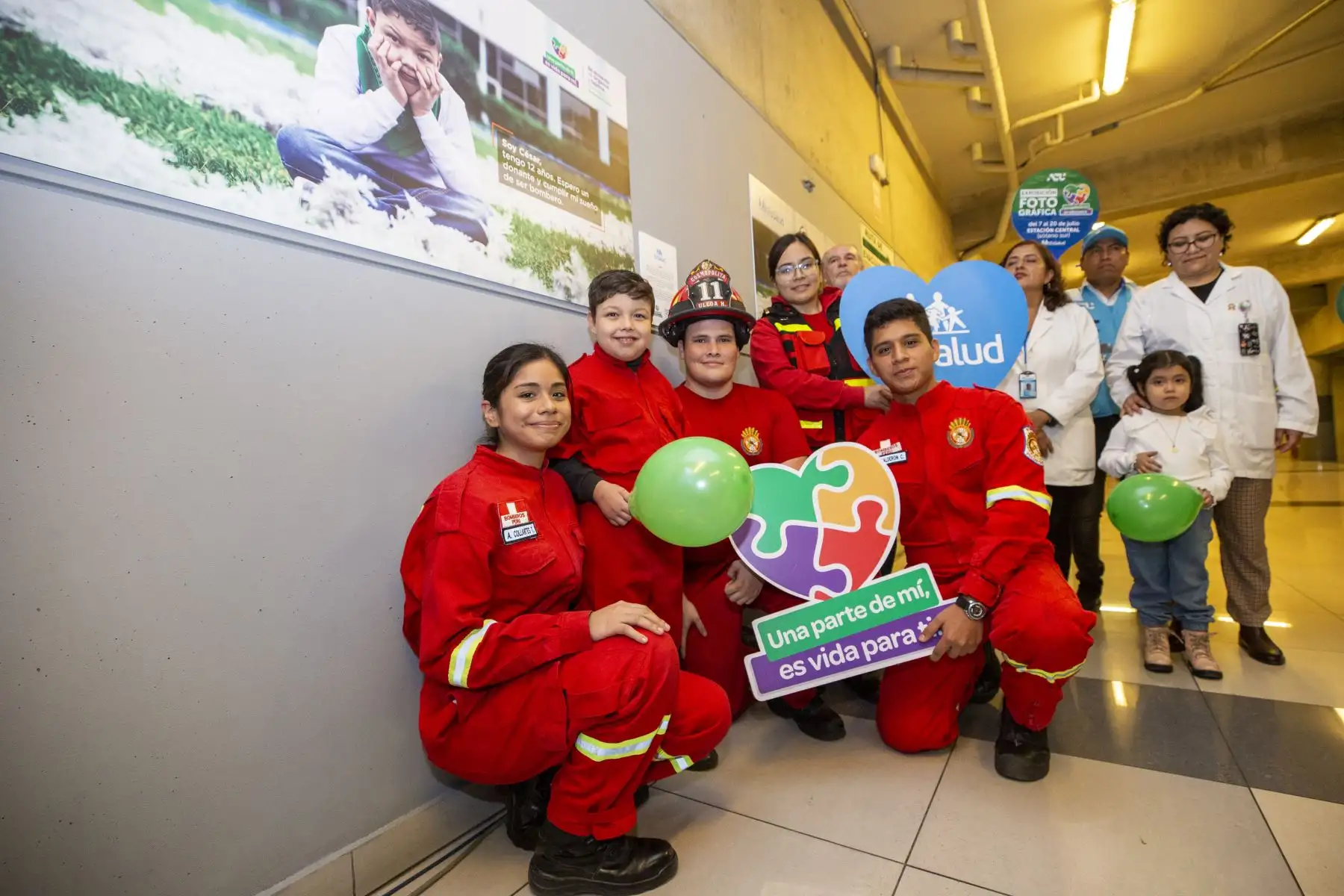 La campaña de EsSalud también involucra otras acciones a favor de los niños y para la concientización de las personas. Así, un grupo de ellos llegó hasta la Compañía de Bomberos de Jesús María 202 para convertirse en “Héroes de rojo” por un día. El más emocionado fue Cesitar.Foto: EsSalud