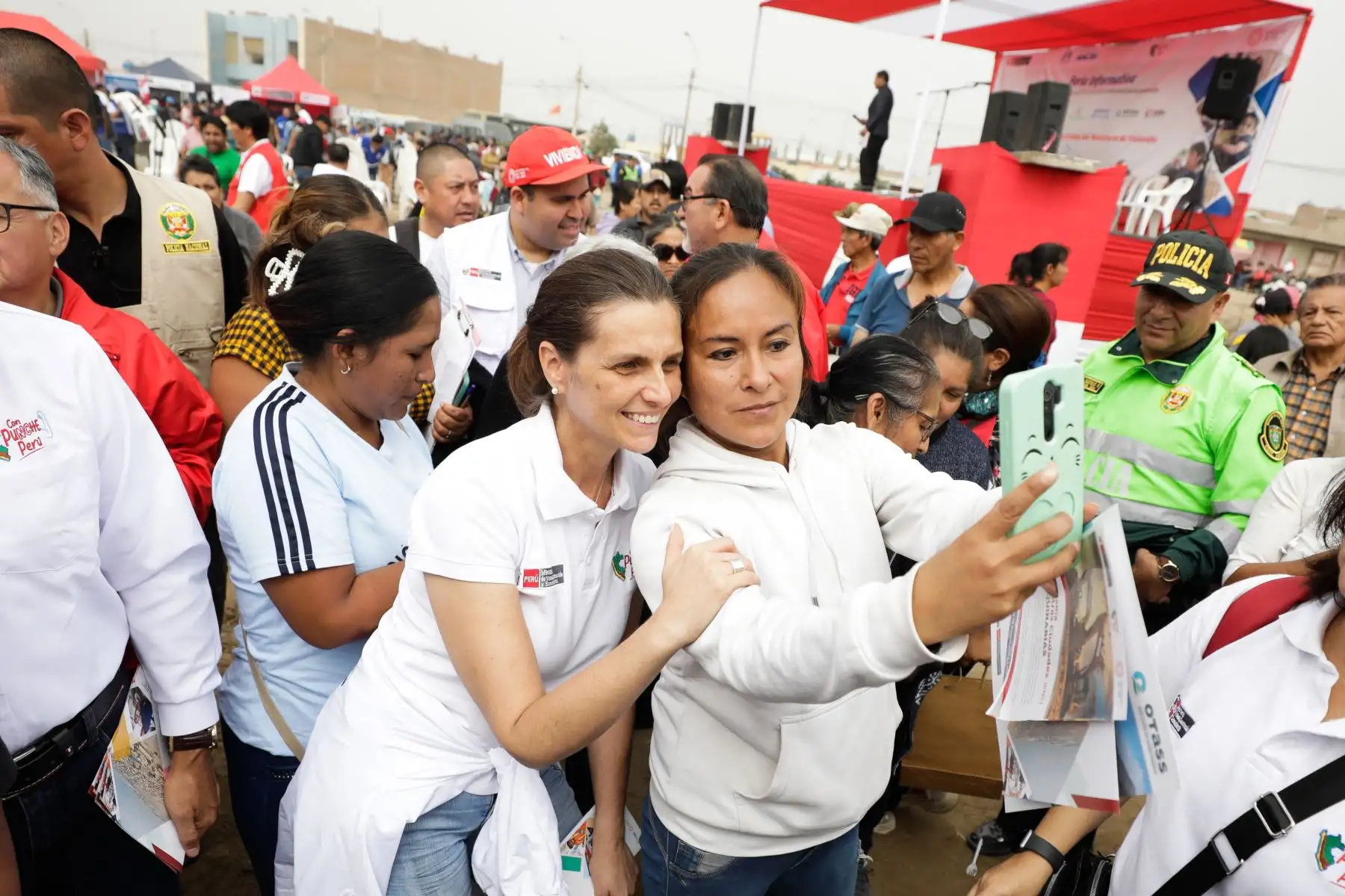 Hania Pérez de Cuéllar, Ministra de Vivienda lidera feria informativa Con Punche Vivienda en Ancón.
Foto: Vivienda