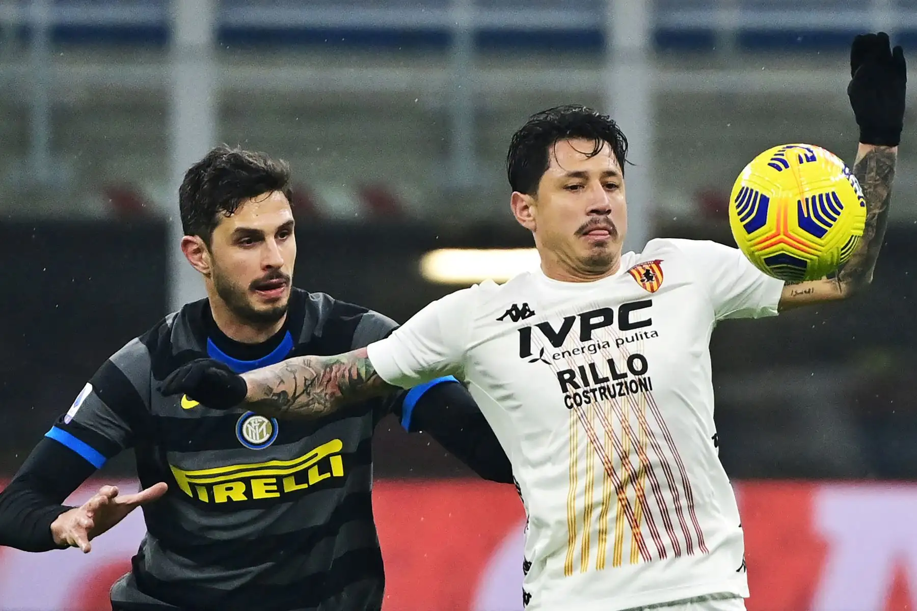 El defensor italiano del Inter de Milán, Andrea Ranocchia , y el delantero italiano del Benevento, Gianluca Lapadula, durante el partido de fútbol de la Serie A italiana entre el Inter de Milán y el Benevento, el 30 de enero de 2021 en el estadio Meazza de Milán.
Foto: AFP