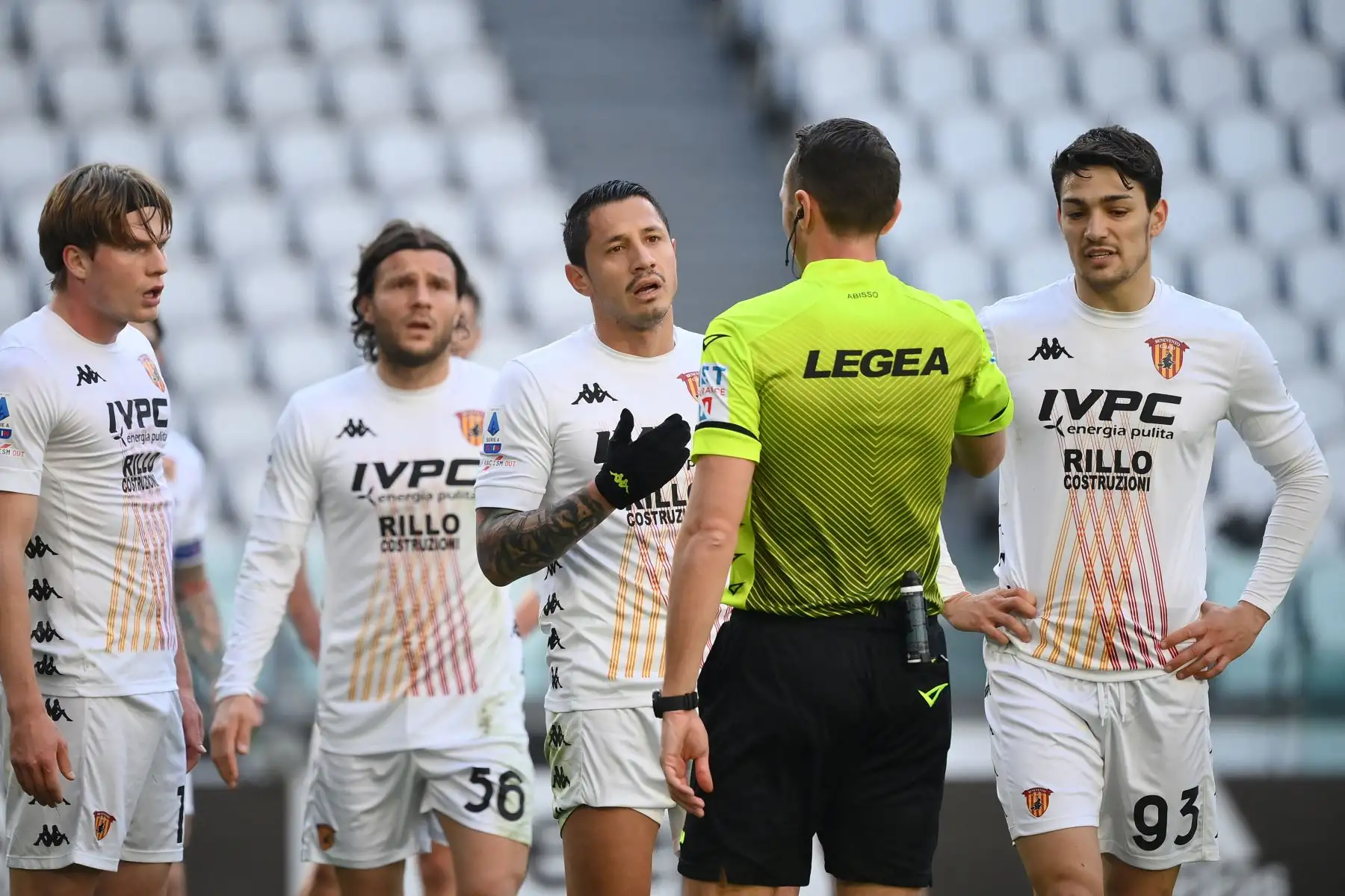 El defensor belga de Benevento Daam Foulon, el mediocampista finlandés de Benevento Perparim Hetemaj, el delantero italiano de Benevento Gianluca Lapadula y el defensor italiano de Benevento Federico Barba  discuten con el árbitro italiano Rosario Abisso durante el partido de fútbol de la Serie A italiana Juventus Turín vs Benevento el 21 de marzo , 2021 en el estadio de la Juventus de Turín.
Foto: AFP