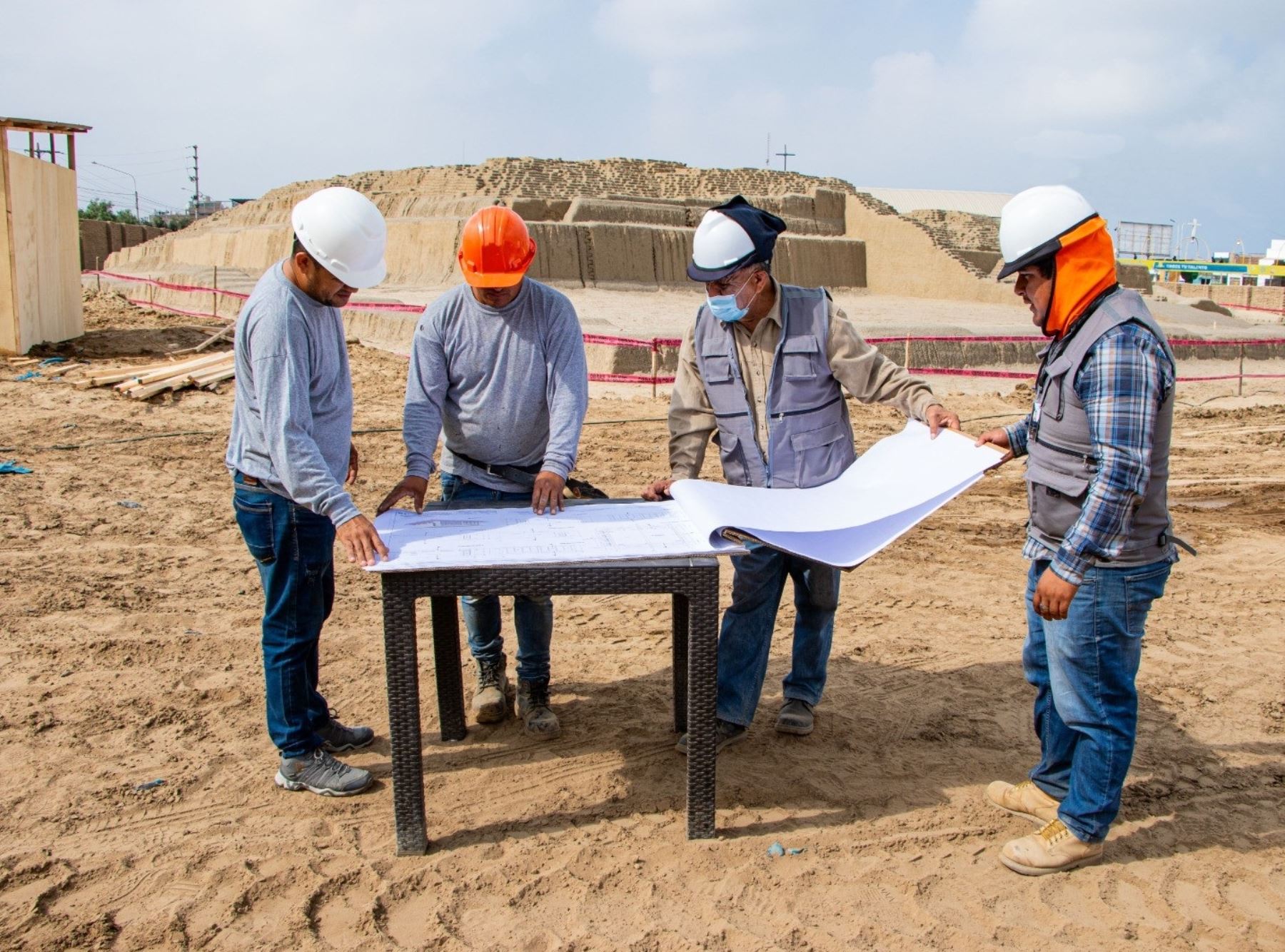 Avanza la construcción de muro perimetral e infraestructura turística en huaca Takaynamo, en el complejo arqueológico Chan Chan, ubicado en la provincia de Trujillo. Foto: ANDINA/difusión.