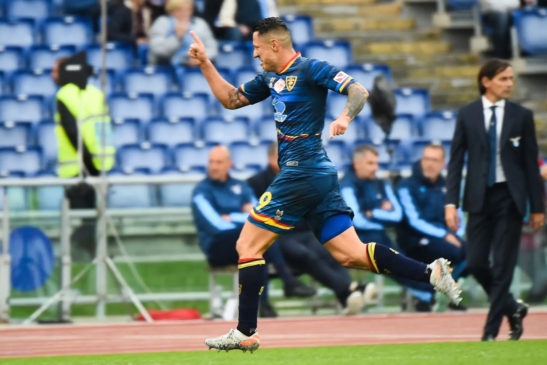 El delantero italiano de Lecce, Gianluca Lapadula , celebra después de anotar un empate durante el partido de fútbol de la Serie A italiana Lazio Roma vs Lecce el 10 de noviembre de 2019 en el estadio olímpico de Roma. 
Foto: AFP