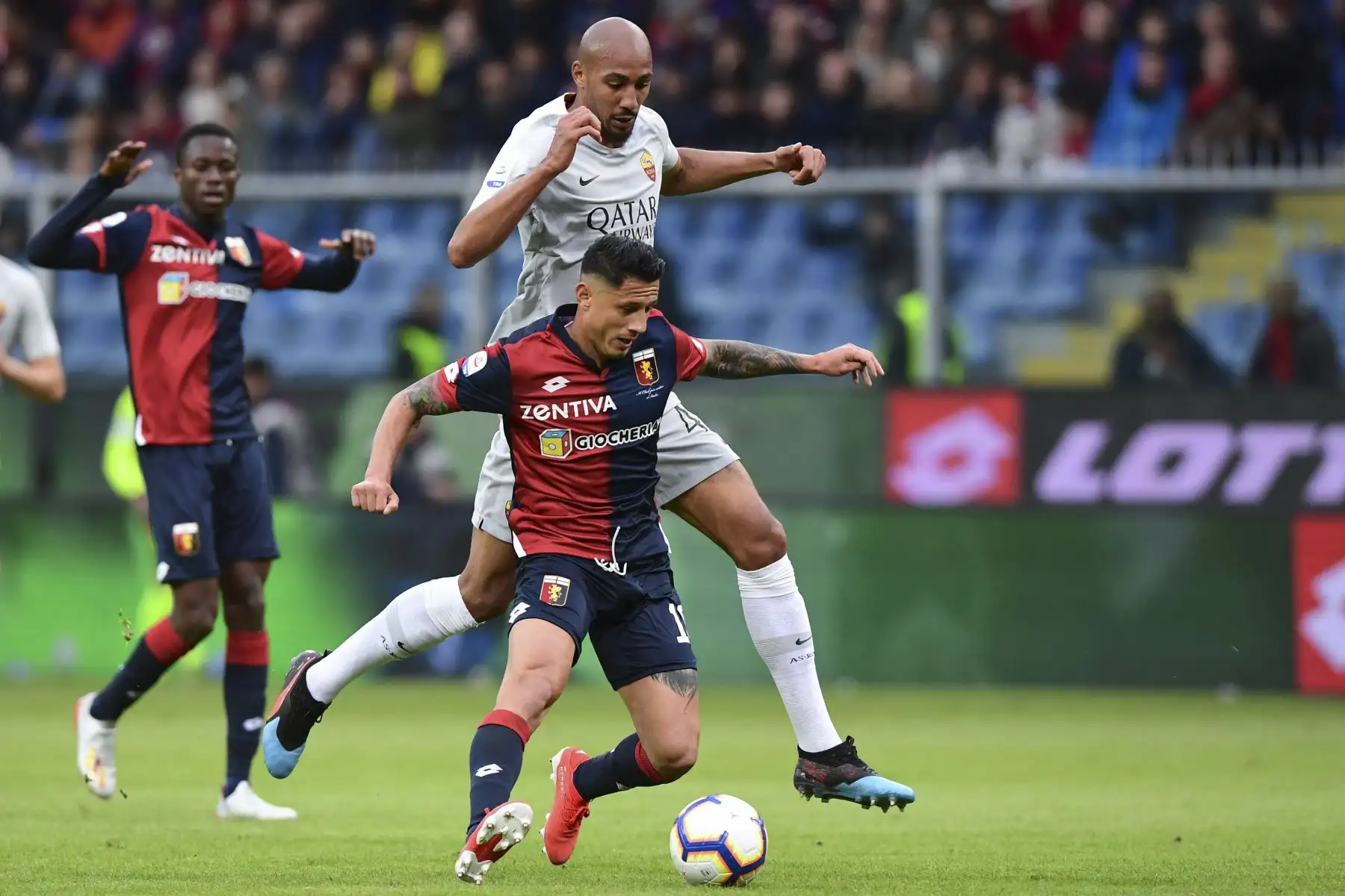 El delantero Gianluca Lapadula , lucha por el balón con el mediocampista francés de AS Roma, Steven Nzonzi, durante el partido de fútbol de la Serie A italiana entre Génova y AS Roma el 5 de mayo de 2019, en el estadio Luigi Ferraris en Génova. 
Foto: AFP