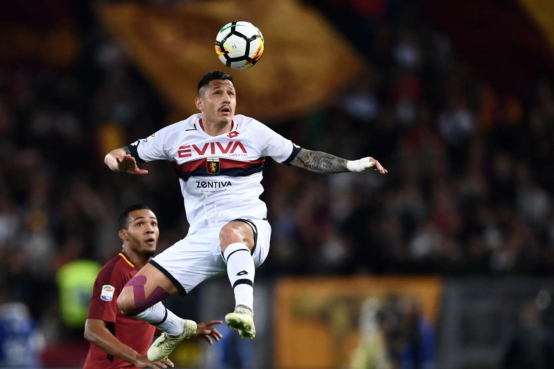 El defensor de la Roma de Brasil, Juan Jesús , va a por un cabezazo por delante del delantero de Génova, Gianluca Lapadula, durante el partido de fútbol de la Serie A italiana Roma vs Génova en el Estadio Olímpico de Roma el 18 de abril de 2018.
Foto: AFP