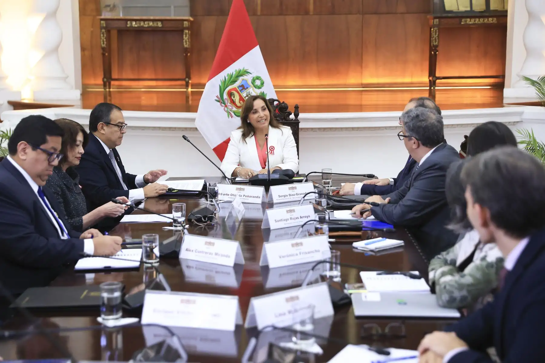 La presidenta Dina Boluarte recibió en audiencia al Presidente Ejecutivo del Banco de Desarrollo de América Latina (CAF), Sergio Diaz-Granados, con quien analizó la amplia agenda de trabajo que tiene dicho organismo en el país, así como el impulso de proyectos de inversión para el cierre de brechas.
Foto: ANDINA/Presidencia Perú