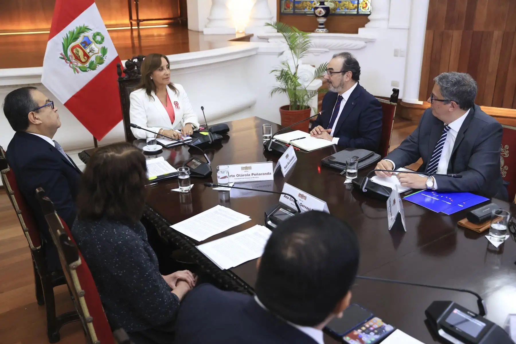 La presidenta Dina Boluarte recibió en audiencia al Presidente Ejecutivo del Banco de Desarrollo de América Latina (CAF), Sergio Diaz-Granados, con quien analizó la amplia agenda de trabajo que tiene dicho organismo en el país, así como el impulso de proyectos de inversión para el cierre de brechas.
Foto: ANDINA/Presidencia Perú