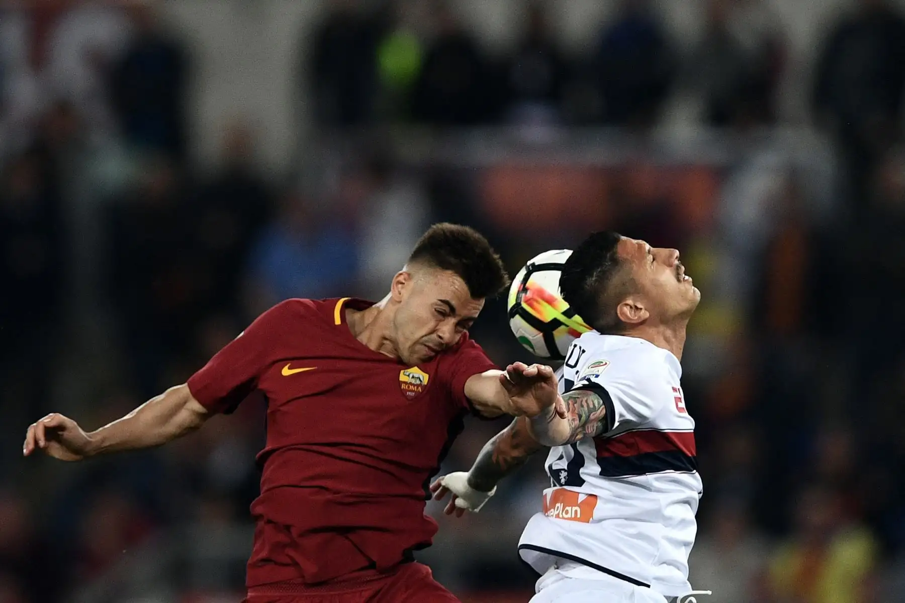 El delantero de Roma Stephan El Shaarawy  y el delantero de Génova Gianluca Lapadula van a por un cabezazo durante el partido de fútbol de la Serie A italiana Roma vs Génova en el Estadio Olímpico de Roma el 18 de abril de 2018. 
Foto: AFP