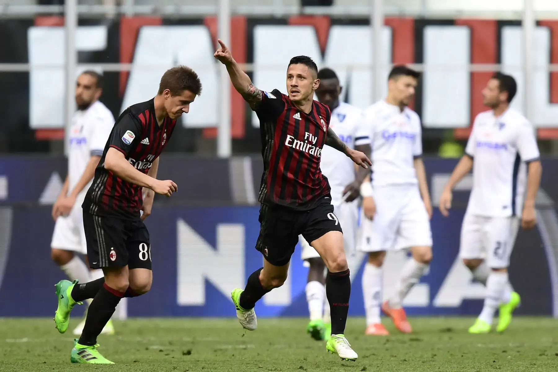 El delantero italiano del AC Milan Gianluca Lapadula celebra tras anotar durante el partido de fútbol de la Serie A italiana AC Milan vs Empoli en el estadio San Siro de Milán el 23 de abril de 2017. 
Foto: AFP
