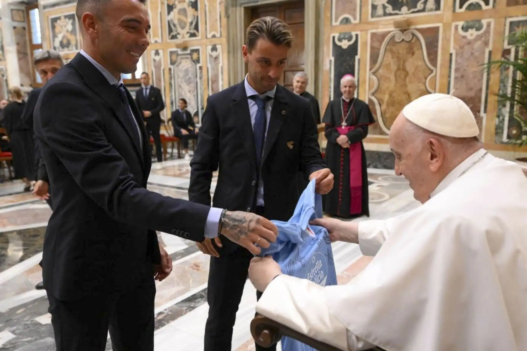 El papa Francisco recibió este lunes a una delegación del Celta de Vigo, con la presencia de su presidente Carlos Mouriño, del nuevo entrenador Rafa Benítez y la plantilla, con motivo de la celebración de su centenario y en su discurso recordó que los colores del club son los mismos que los de la camiseta argentina y también el pasado de migrantes de los gallegos.
Foto: Vatican Media