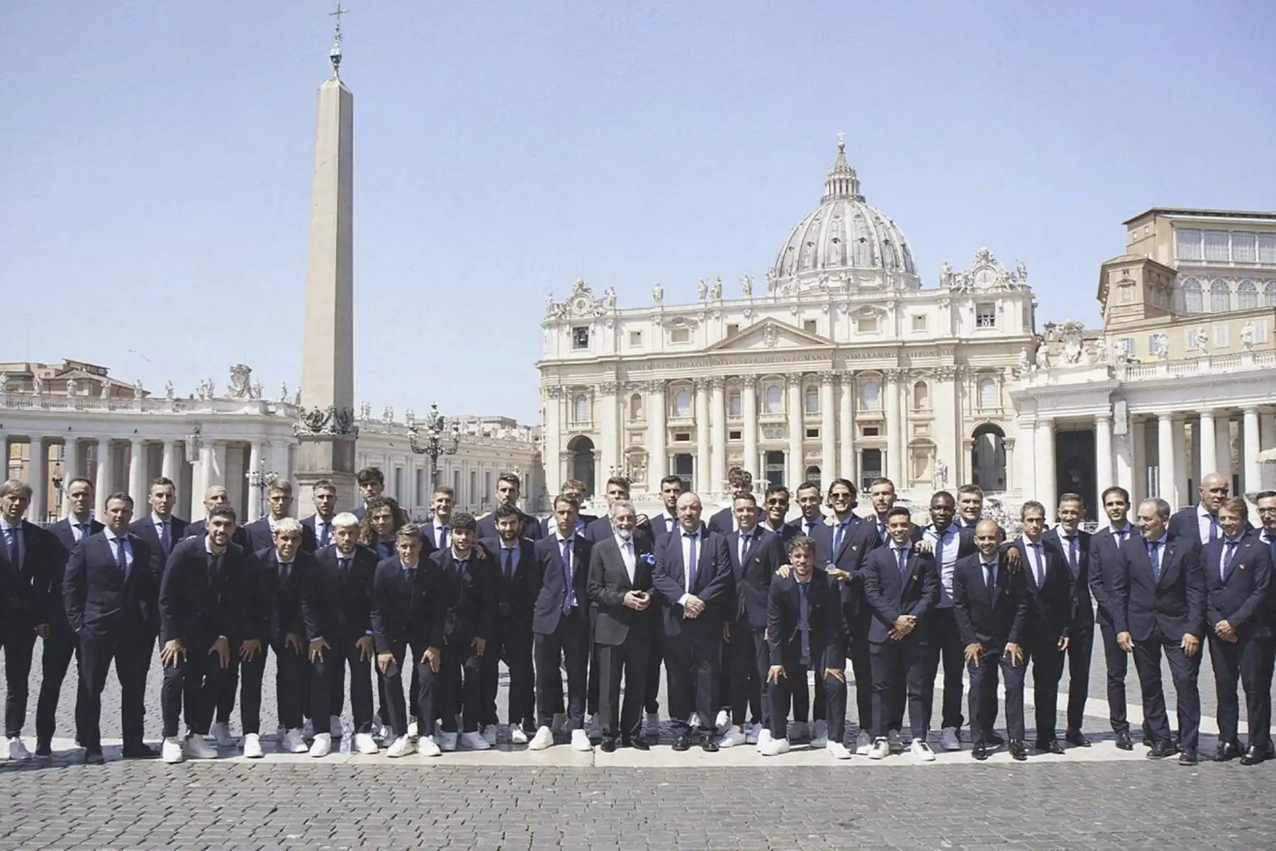 El papa Francisco recibió este lunes a una delegación del Celta de Vigo, con la presencia de su presidente Carlos Mouriño, del nuevo entrenador Rafa Benítez y la plantilla, con motivo de la celebración de su centenario y en su discurso recordó que los colores del club son los mismos que los de la camiseta argentina y también el pasado de migrantes de los gallegos.
Foto: RC Celta